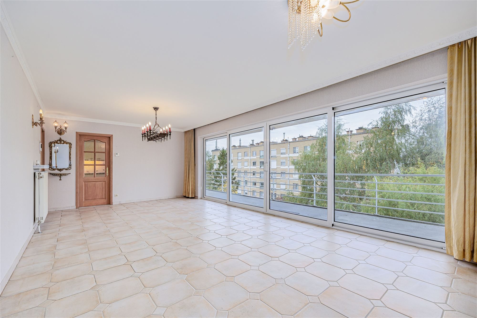 Ruim 2 slpk appartement, terras en P te Hoboken foto 3