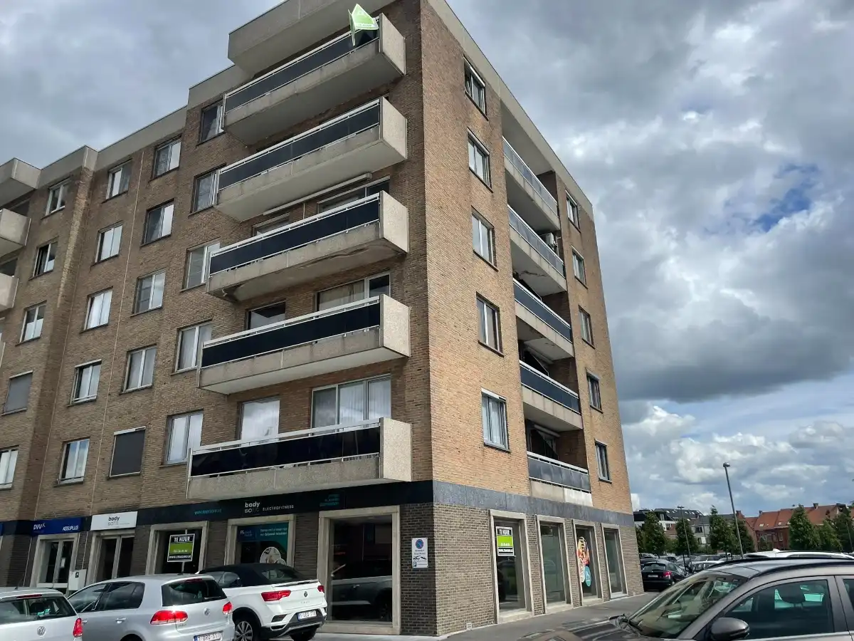 COMMERCIEEL GELEGEN HANDELSRUIMTE + PARKING foto {{pictureIndex}}