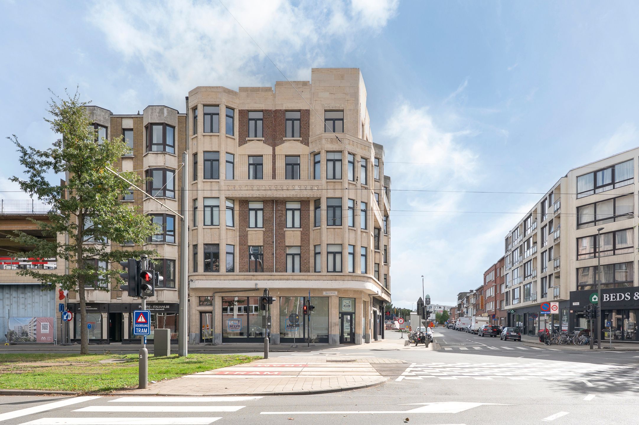 Licht, ruim en instapklaar appartement in art-deco gebouw foto 17