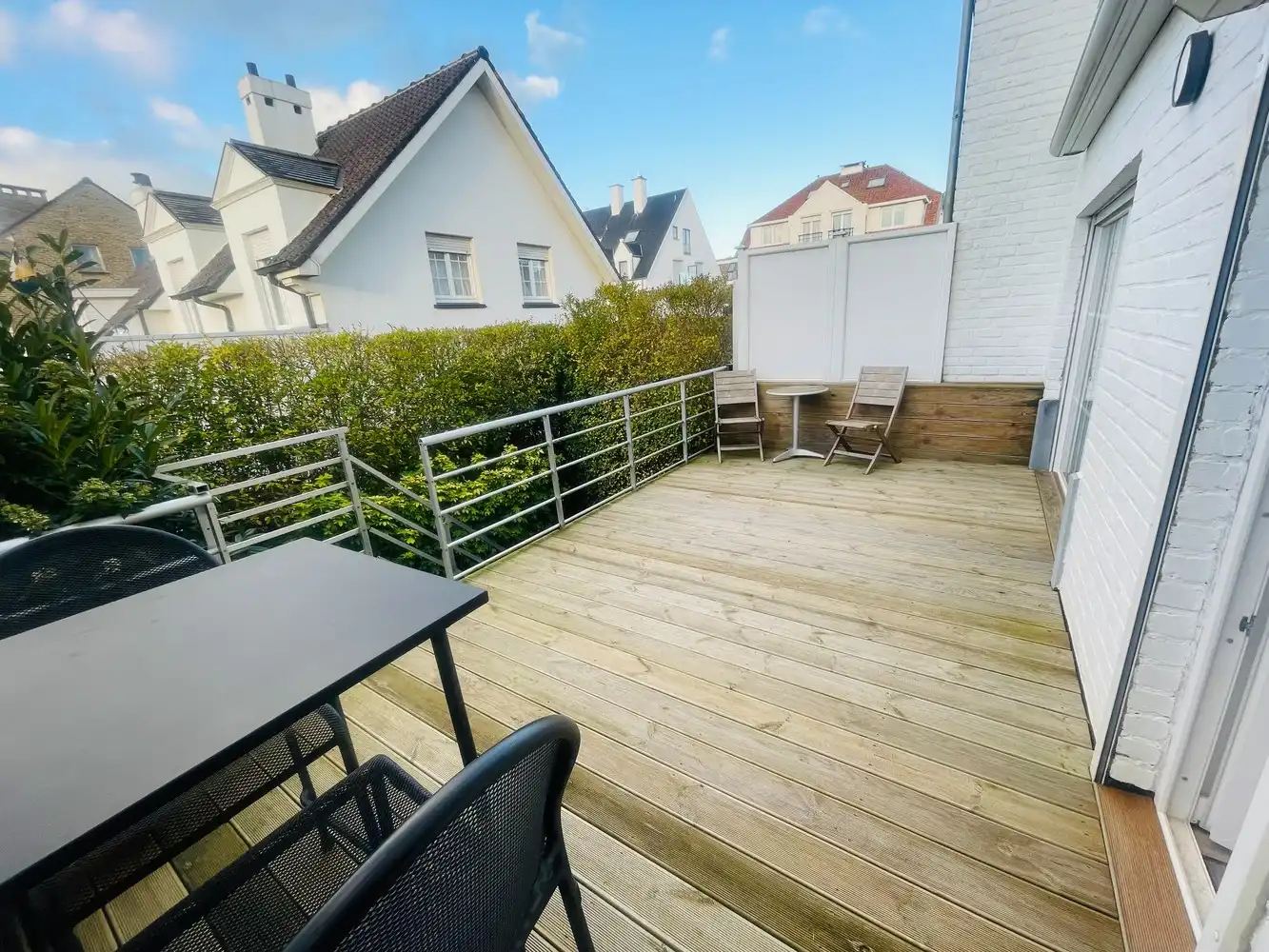 Zeebrugge op 50meter van het strand Uiterst charmante totaal gerenoveerde RUIM WOONHUIS met 5 SLAAPKAMERS en 3 BADKAMERS en 3 TERRASSEN. Grote troef is 2 AUTOSTAANPLAATSEN en ruime GARAGE.&nbsp; Oprit, grote garage, werkplaats, plaats voor fietsen, ingerichte STUDIO met tuintje op het zuiden. &nbsp;1éV:&nbsp; Zalige living , ingerichte open keuken, uitgevend op een groot zonneterras.Long island style. 2é V: 3 leuke slaapkamers , 2 badkamers. Onder het dak&nbsp; 4 é slaapkamer uitgevend op mooi terras met prachtig vergezicht.Bebouwde oppervlakte van 230 m2 Grondoppervlakte is 137m2 Magnifiek, Perfect onderhouden&nbsp; Juist verhuizen ! Zalig Wonen!&nbsp; Zowel hoofverblijfplaats, als vakantieverblijf aan Zee . foto 41