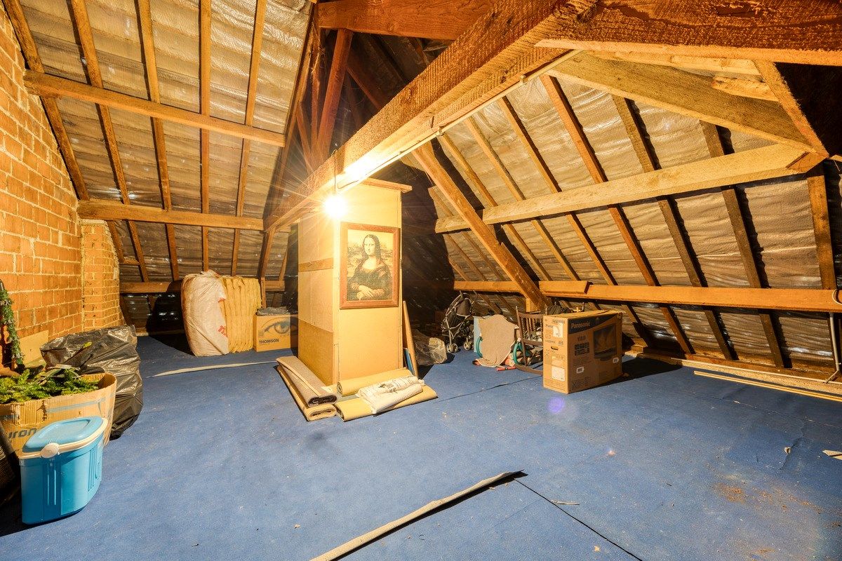 Halfopen bebouwing met 4 slaapkamers en grote tuin. foto 26