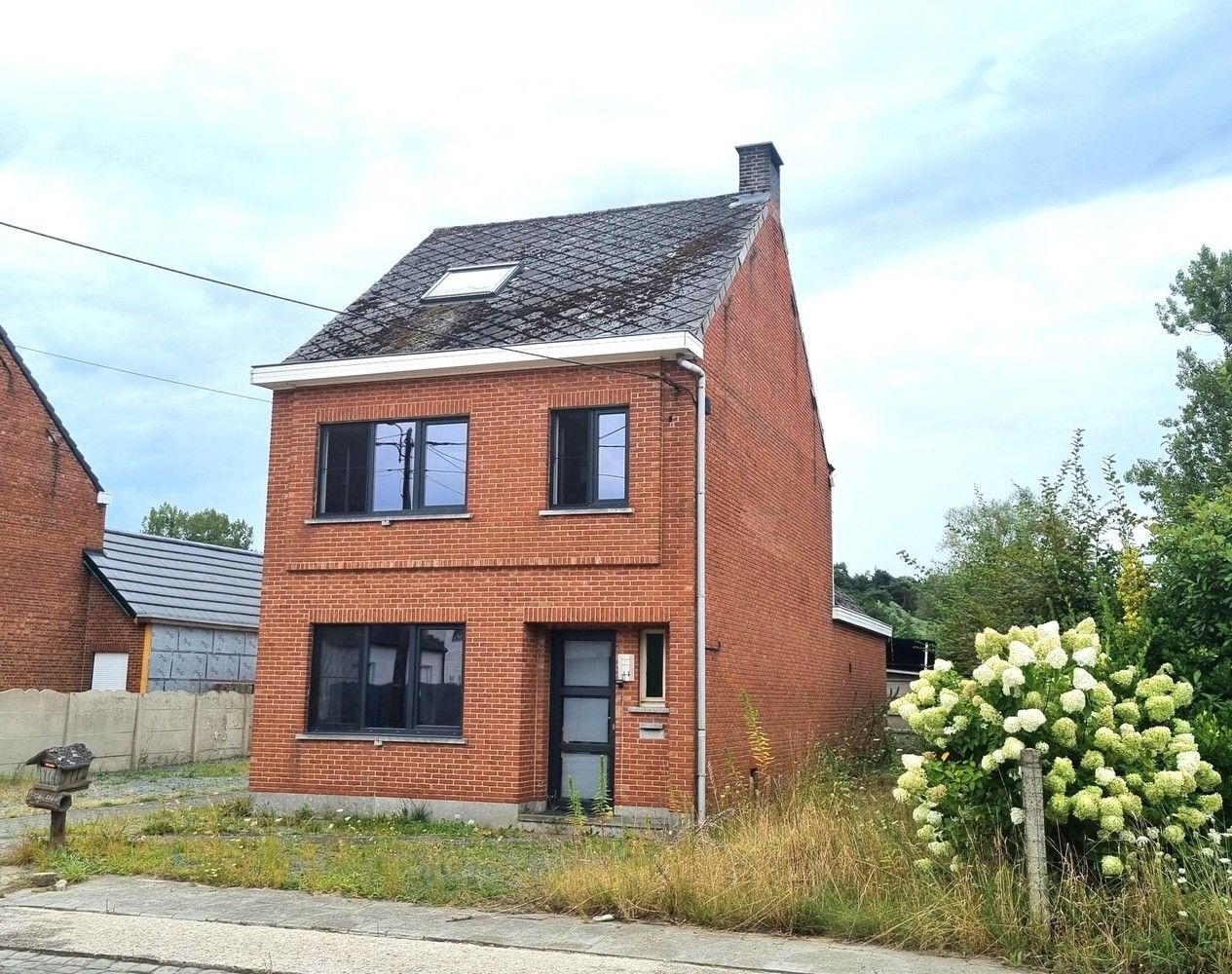 Ruime woning, 4 tot 5 slaapkamers gelegen op een zonnig perceel van 10a 43ca. Groot bijgebouw. foto 7