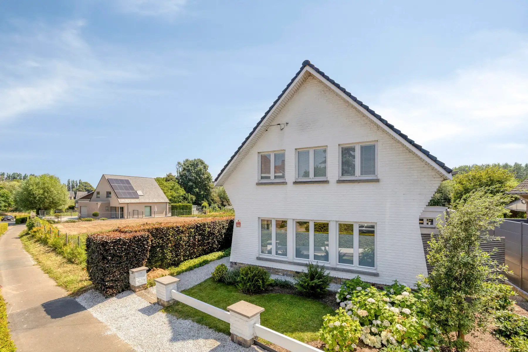 Charmante villa op toplocatie met ruime garage foto 2