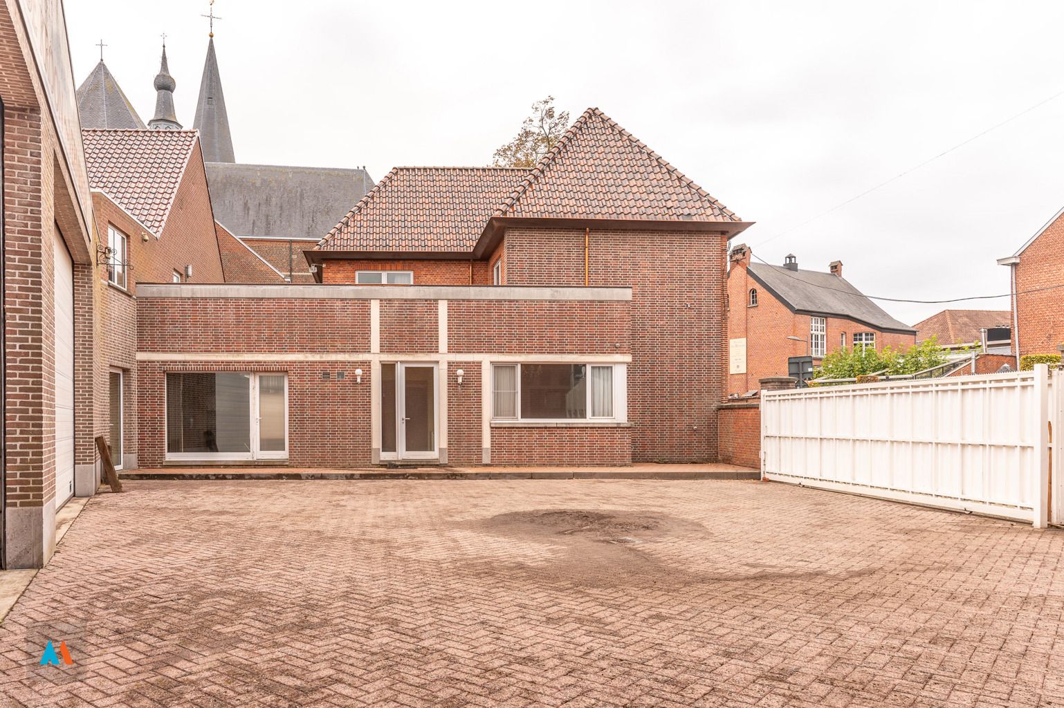 Gezinswoning met ruime loods foto 26