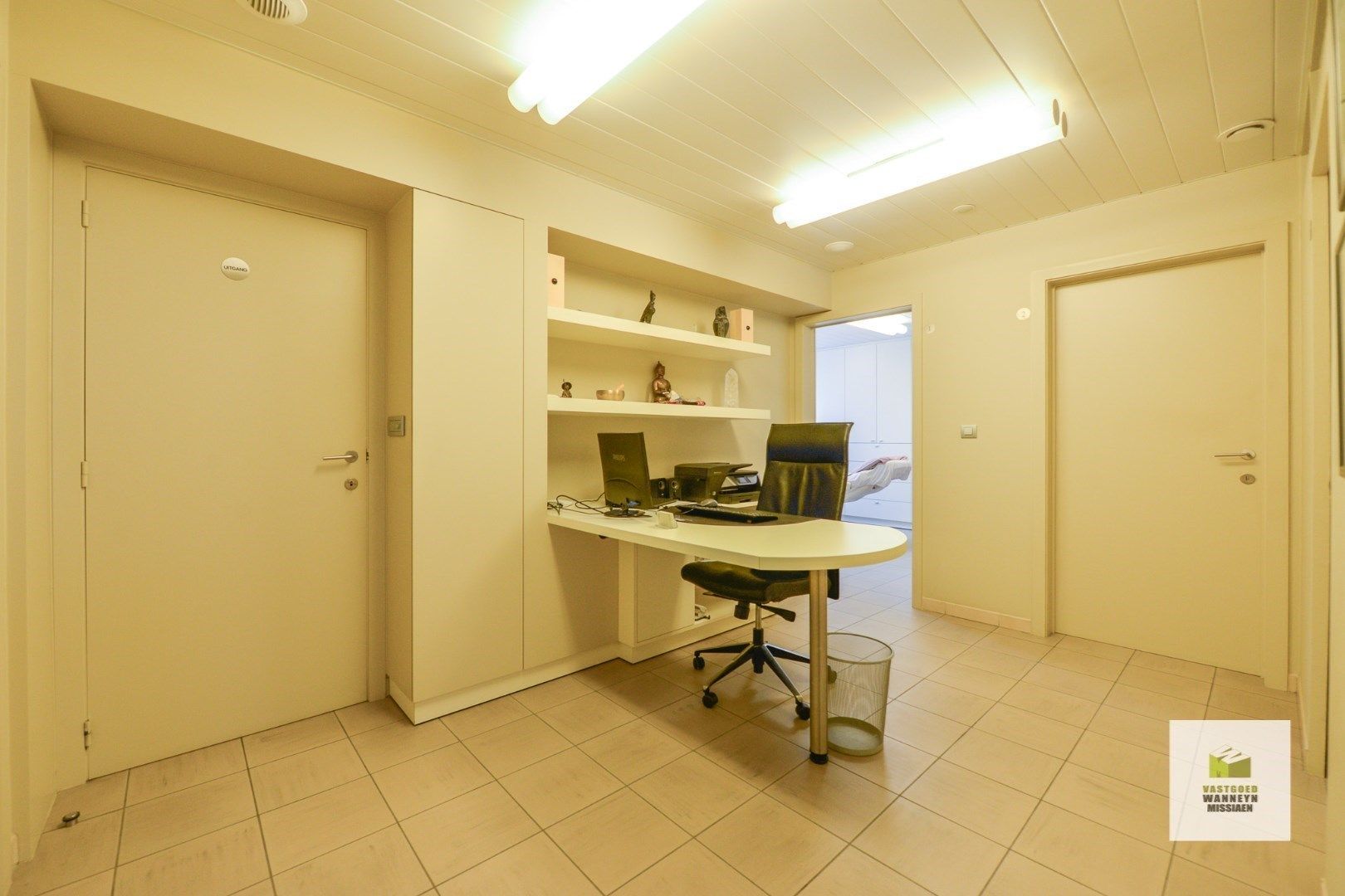 Praktijkruimte met appartement op centrale ligging te Zwevezele foto {{pictureIndex}}