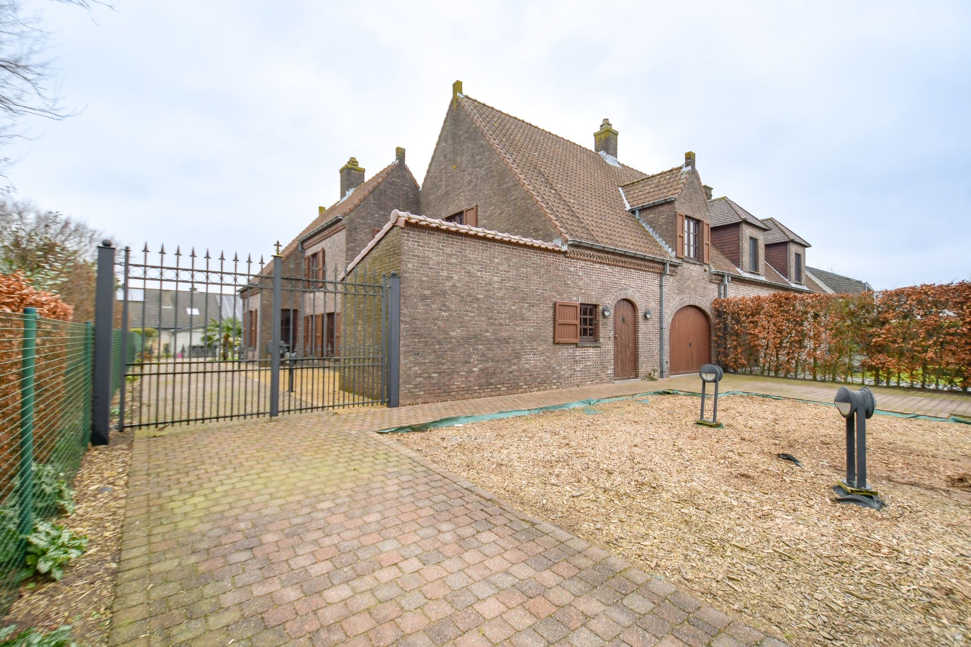 RUIME woning met grote tuin & tal van mogelijkheden op gunstige ligging foto {{pictureIndex}}