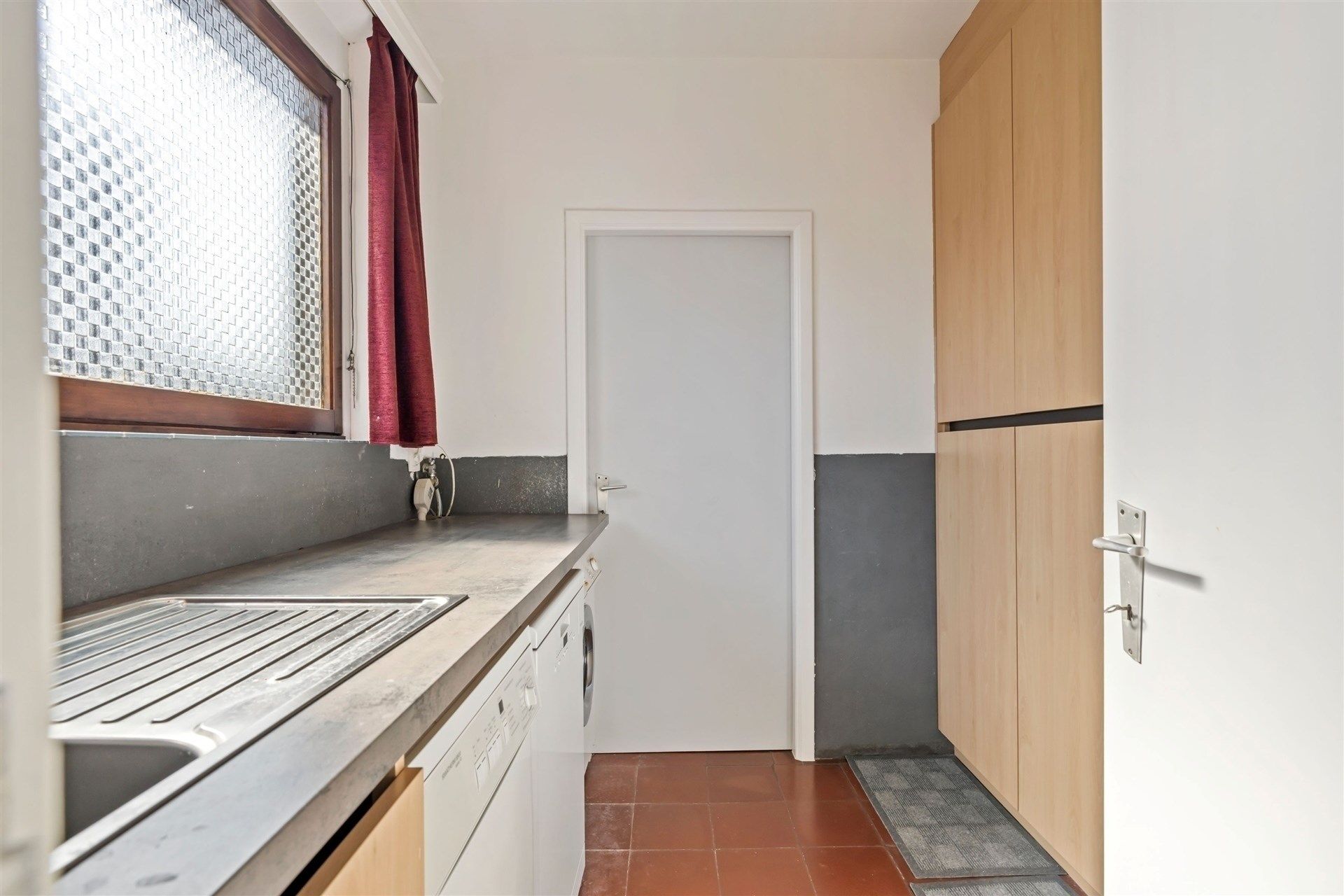 Uitstekend gelegen gezinswoning (type bungalow) met 4 slaapkamers, garage en een aangename tuin (1.067m²) foto 12