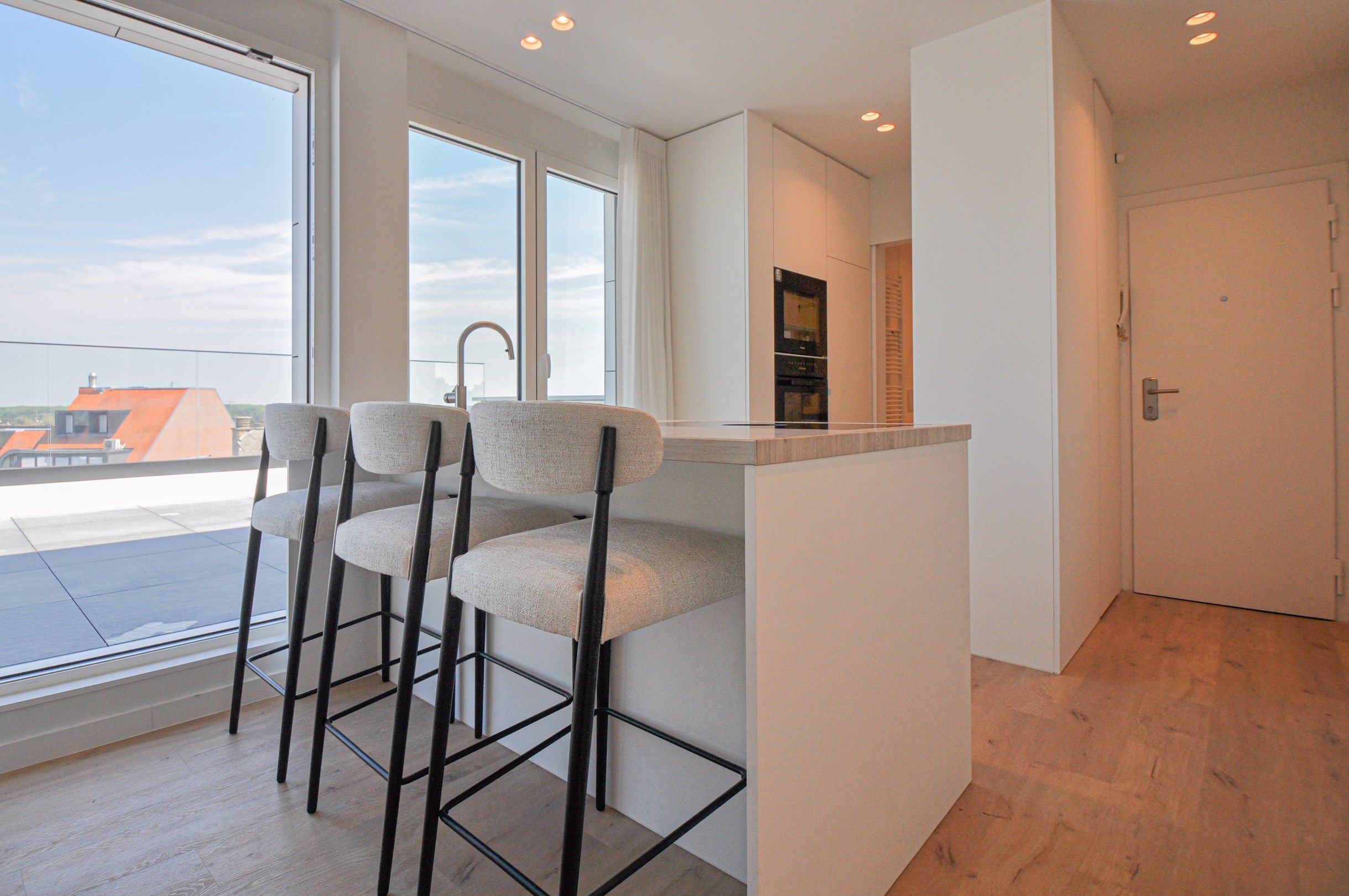 Volledig gerenoveerd dakappartement met een terras van ongeveer 45 m². foto 2