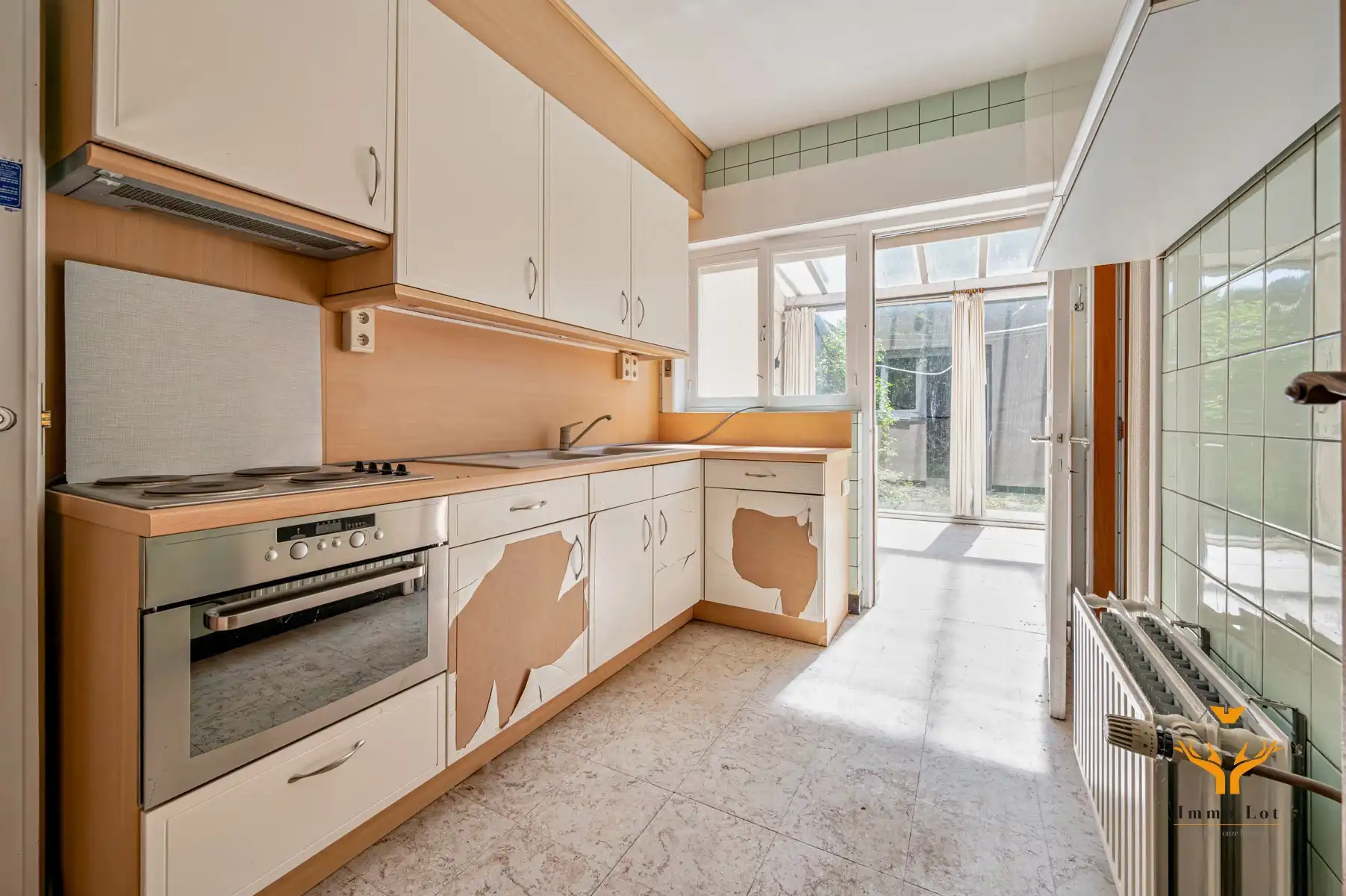 Ruime woning met dubbel magazijn en uitzonderlijk veel potentieel foto 6