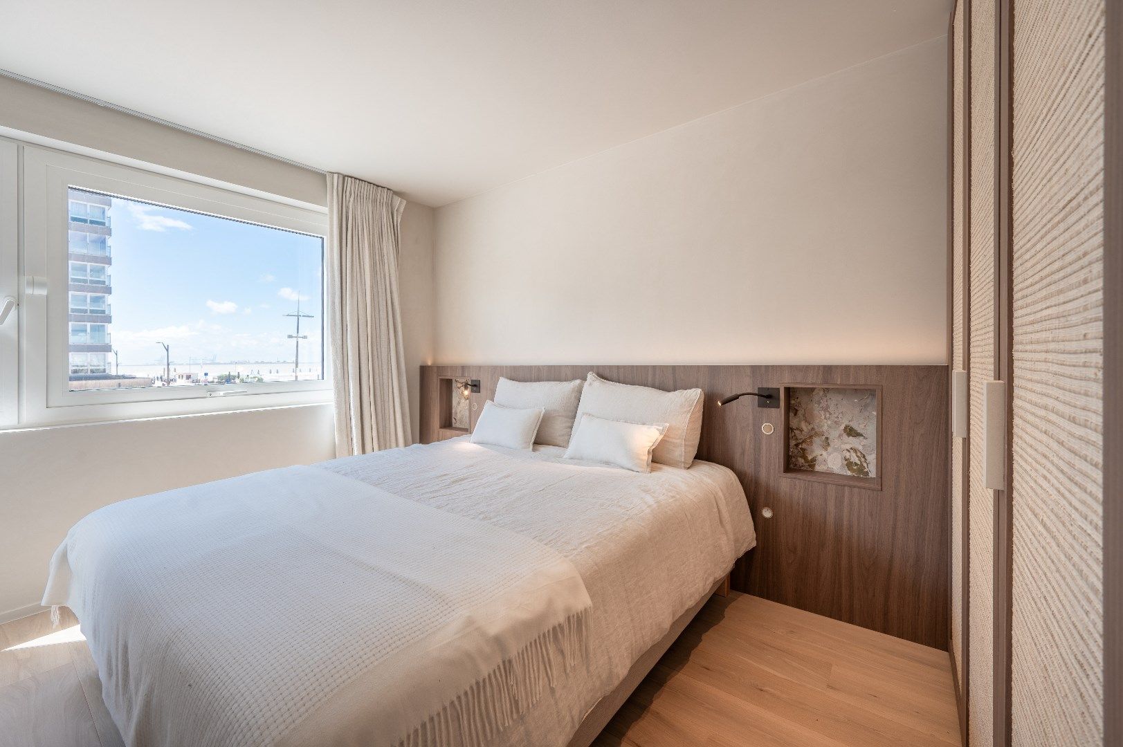 Luxueus gerenoveerd hoekappartement met terrassen en frontaal zeezicht foto 12