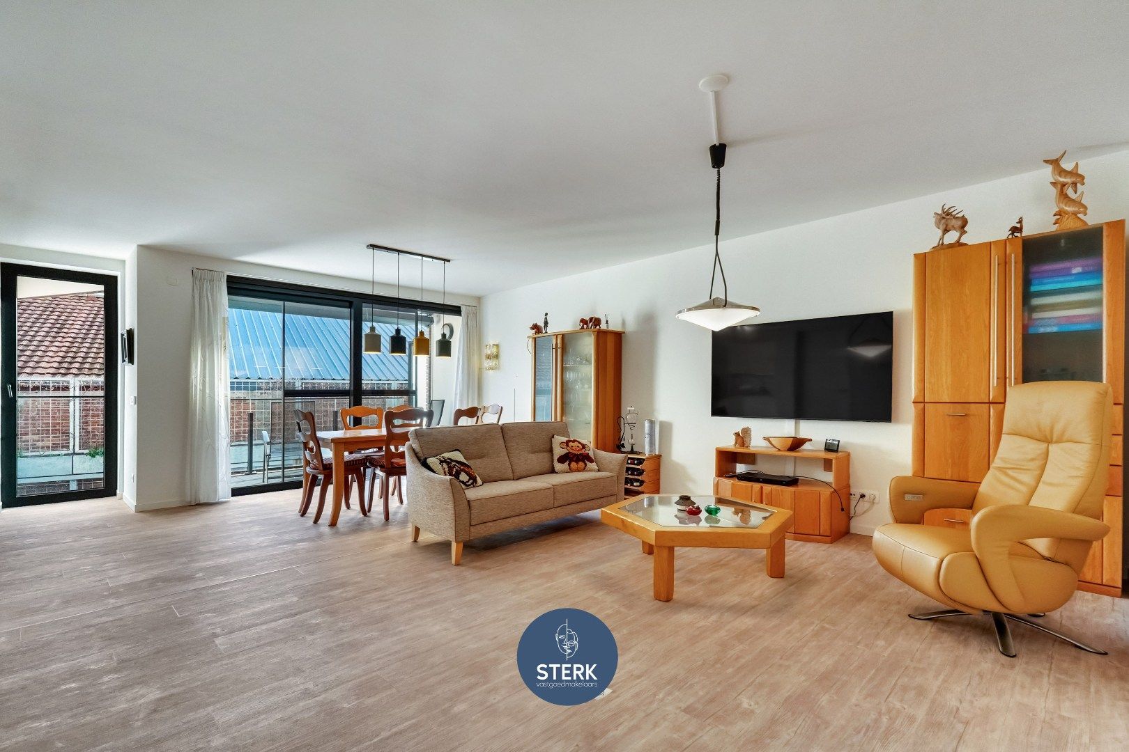 RECENT APPARTEMENT INCLUSIEF PARKING + 2 BERGINGEN IN CENTRUM LANAKEN !  foto 2