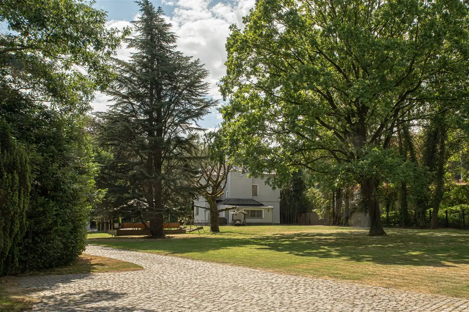 State-of-the-art villa tussen eeuwenoude bomen foto 39