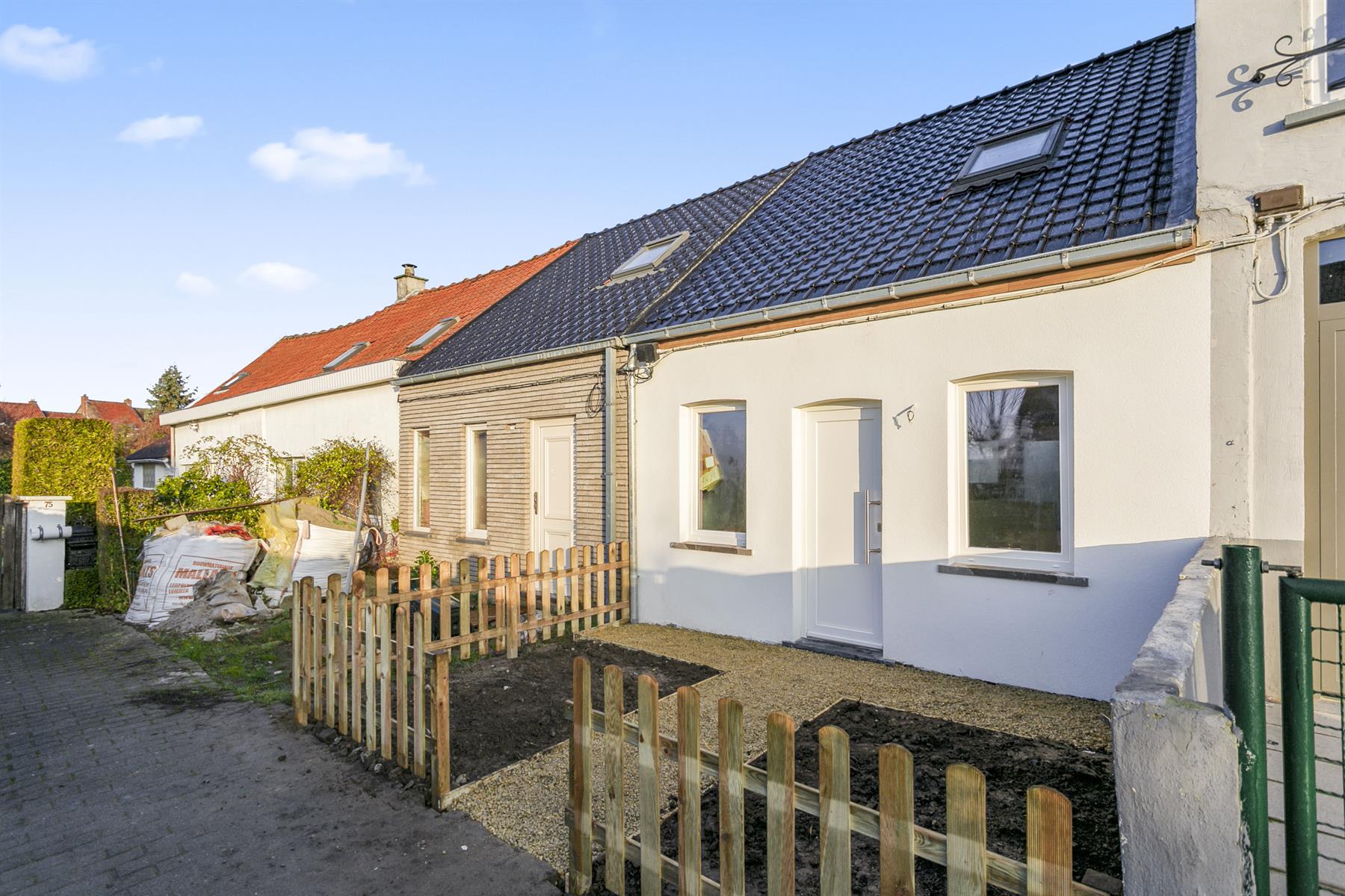 Totaal gerenoveerde woning met koer en voortuin. foto {{pictureIndex}}