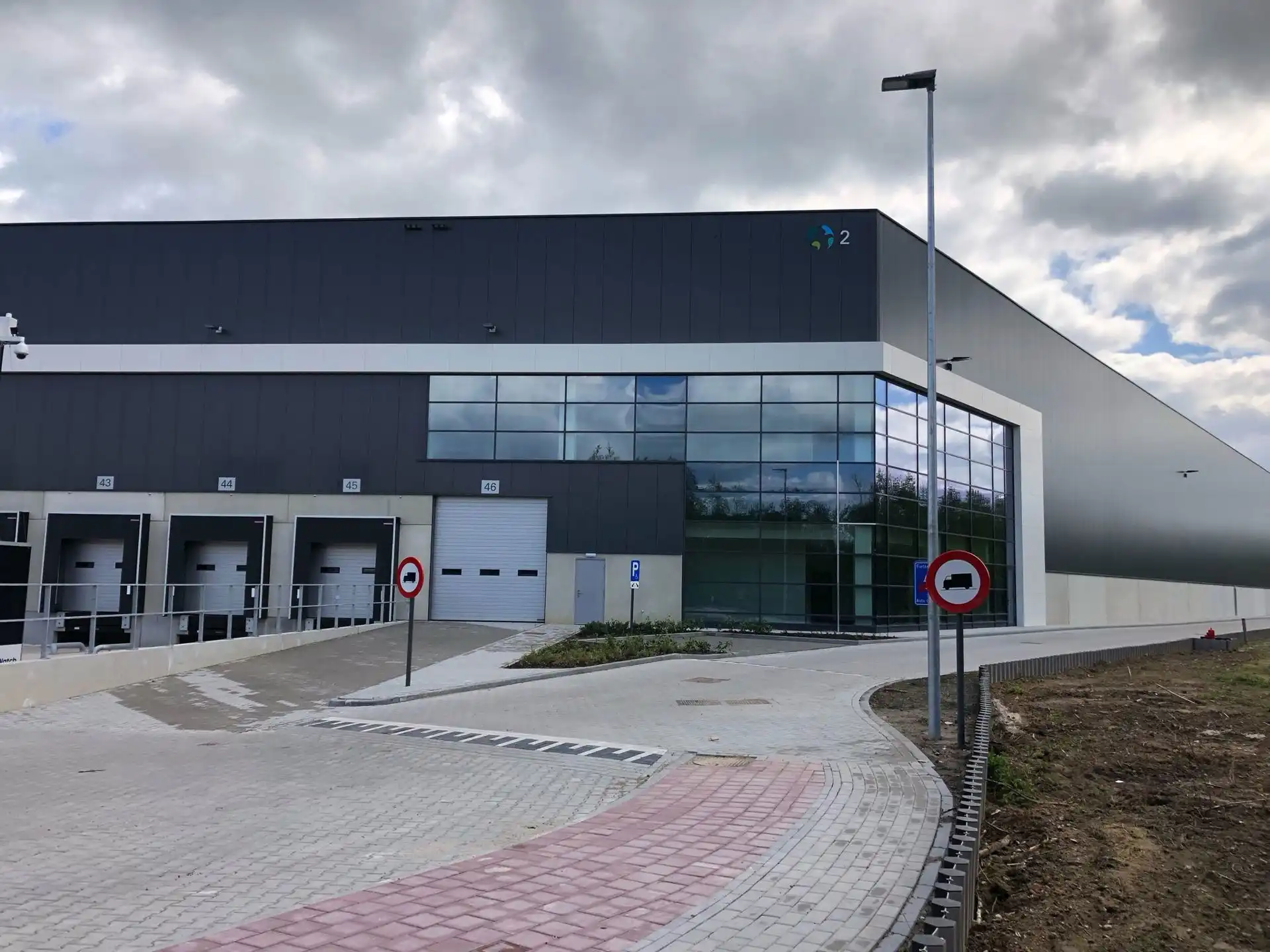 Logistiek magazijn van 11.553m² met mezzanine van 927m² met 8 loskades en kantoor 266m²  te Boom. foto 2