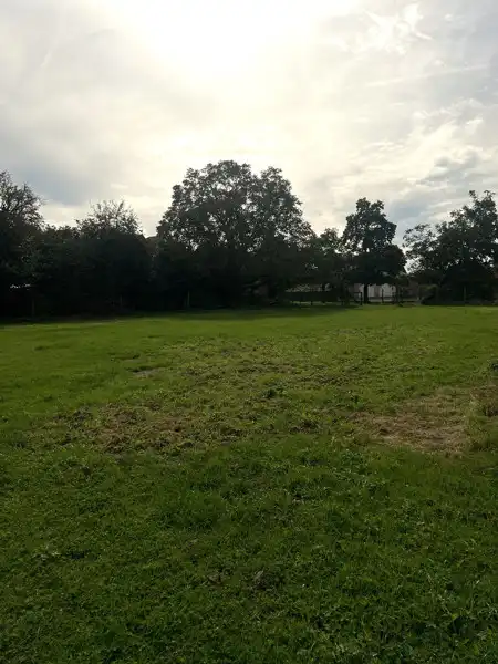 Zeer goed gelegen bouwgrond voor open bebouwing 10are 23ca foto {{pictureIndex}}