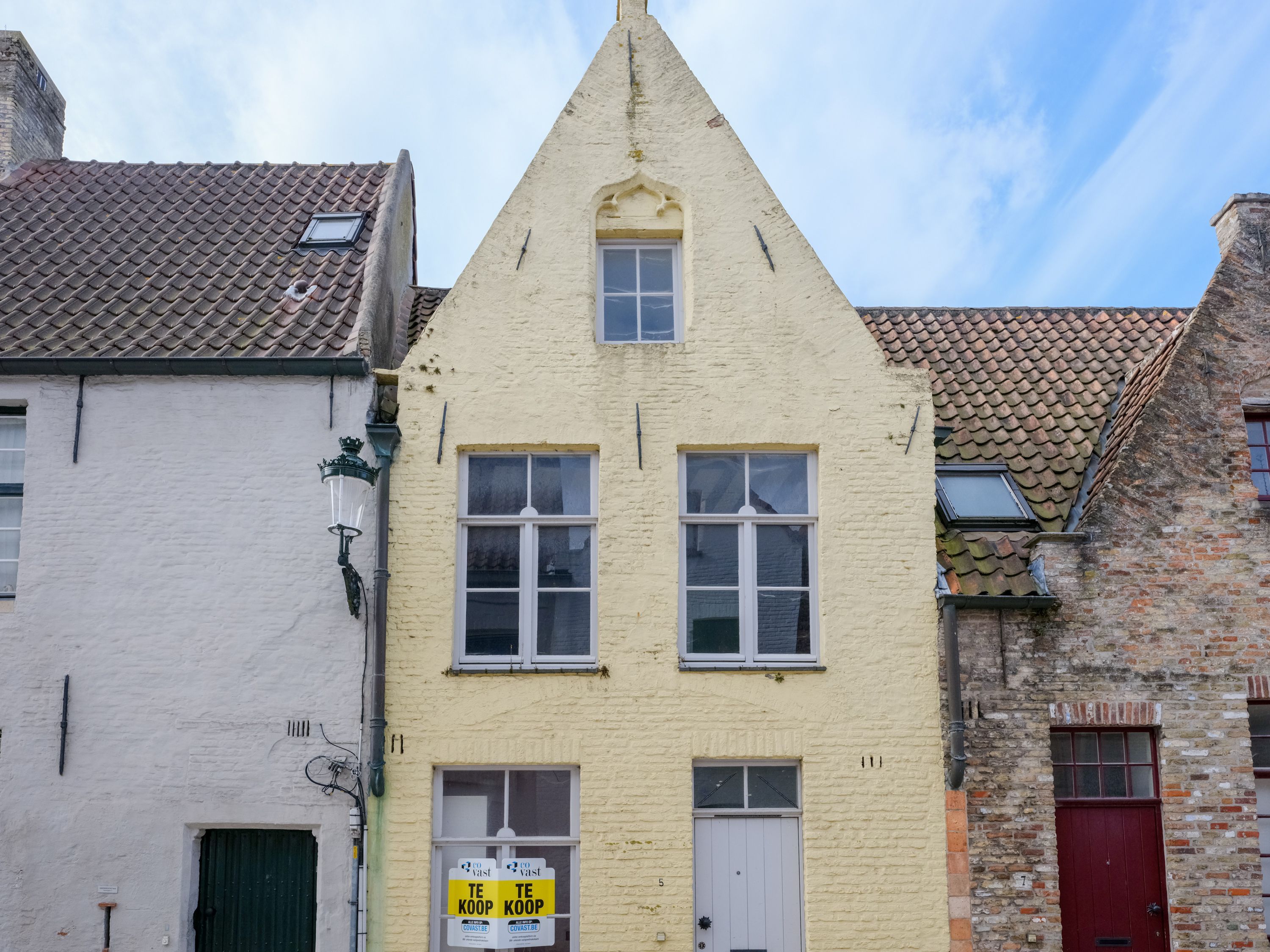 Hoofdfoto van de publicatie: Centraal gelegen stadswoning met 3 slaapkamers en stadstuintje – ideaal renovatieproject