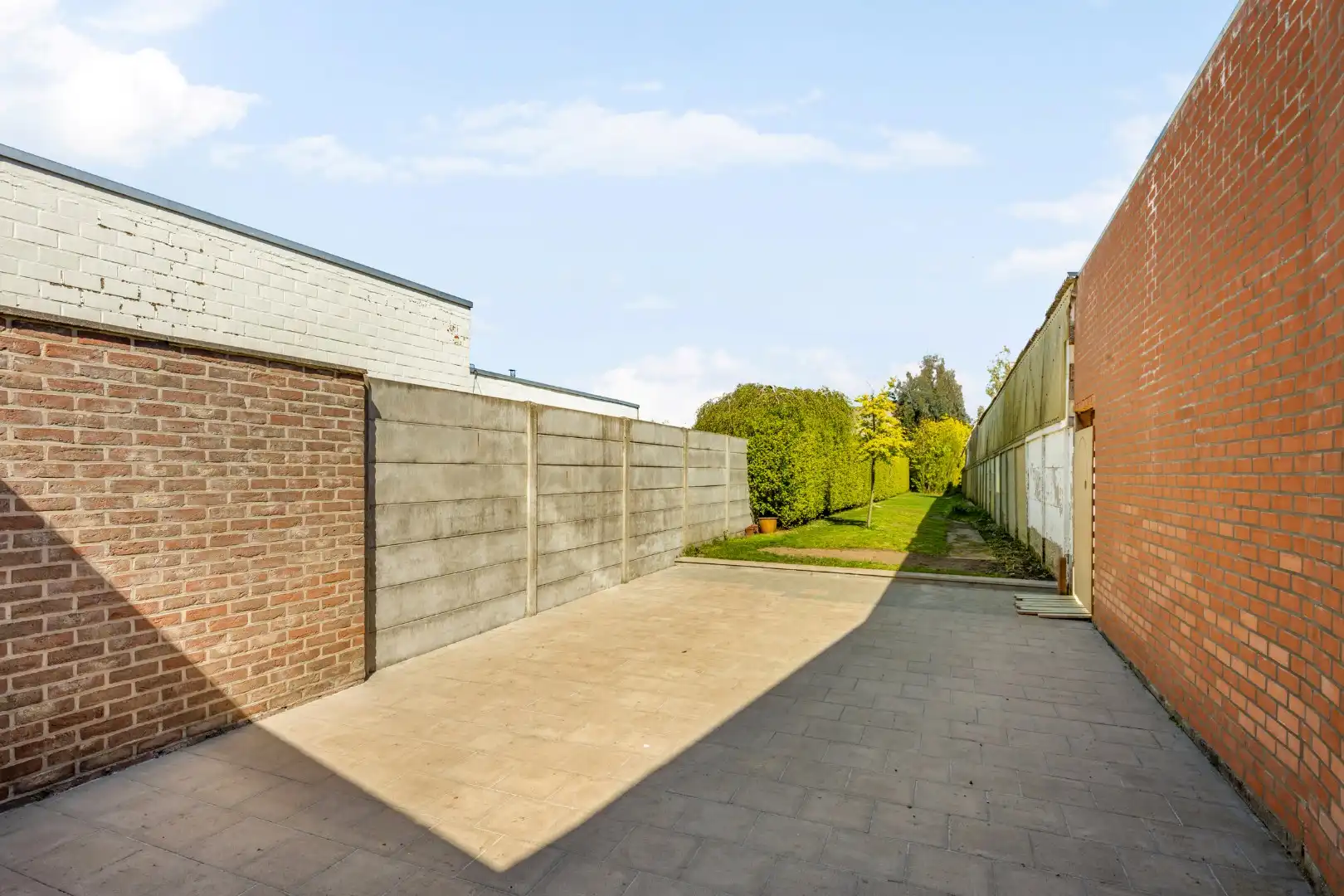 Grotendeels gerenoveerde woning met 2 slaapkamers, ruime zolder en tuin te Menen foto 13