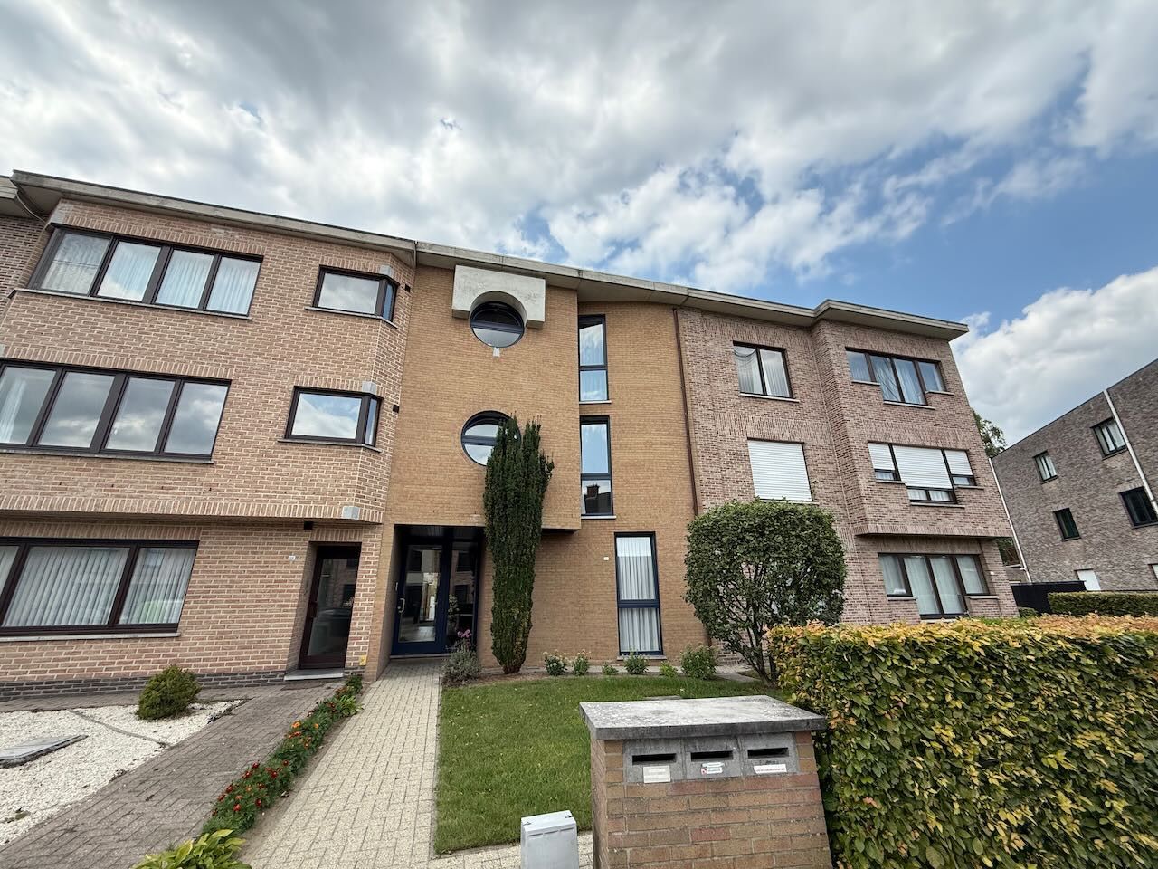 Rustig gelegen appartement met terras en garage foto {{pictureIndex}}