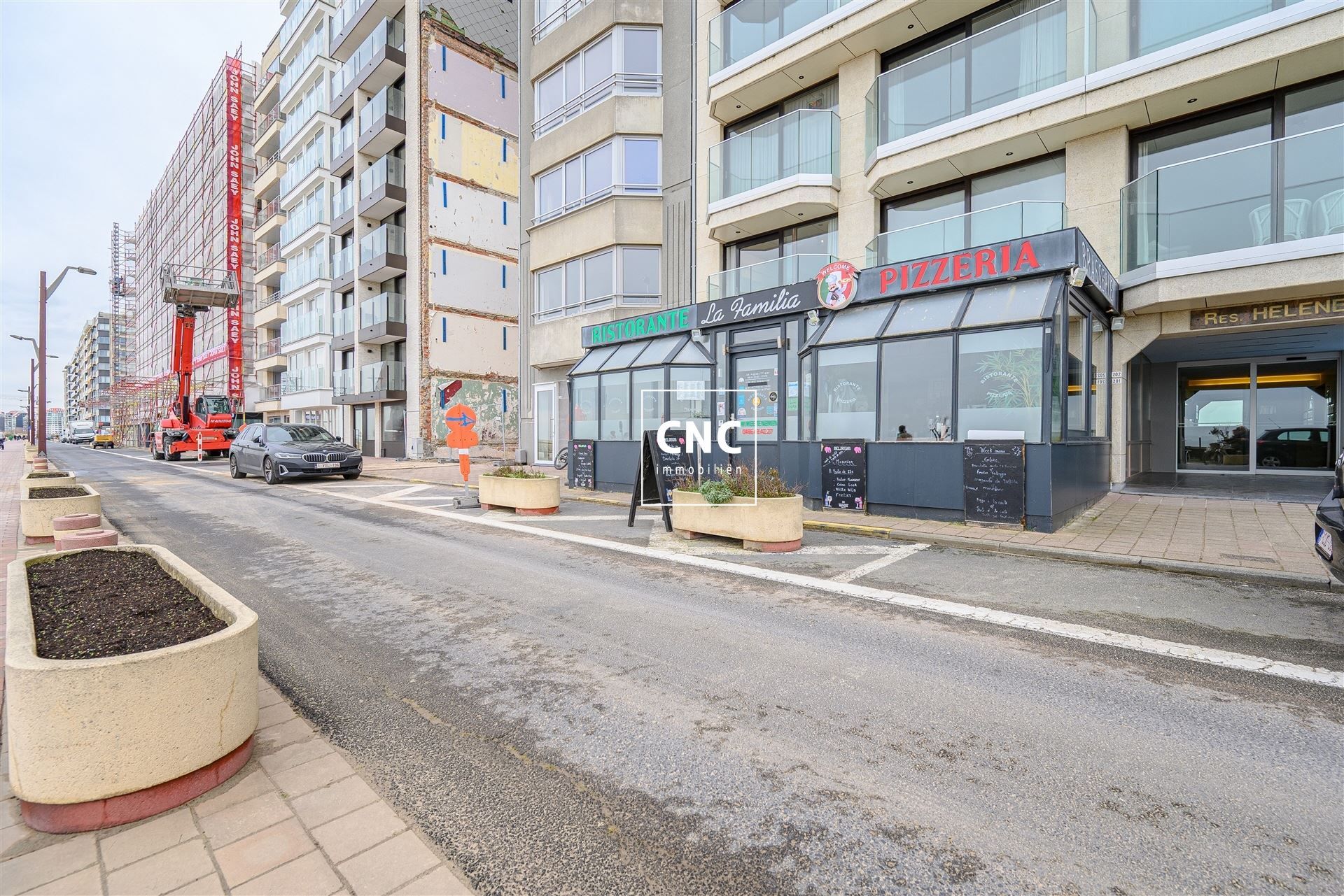 Zeer ruim en instapklaar handelspand aan Zeedijk-Heist foto {{pictureIndex}}