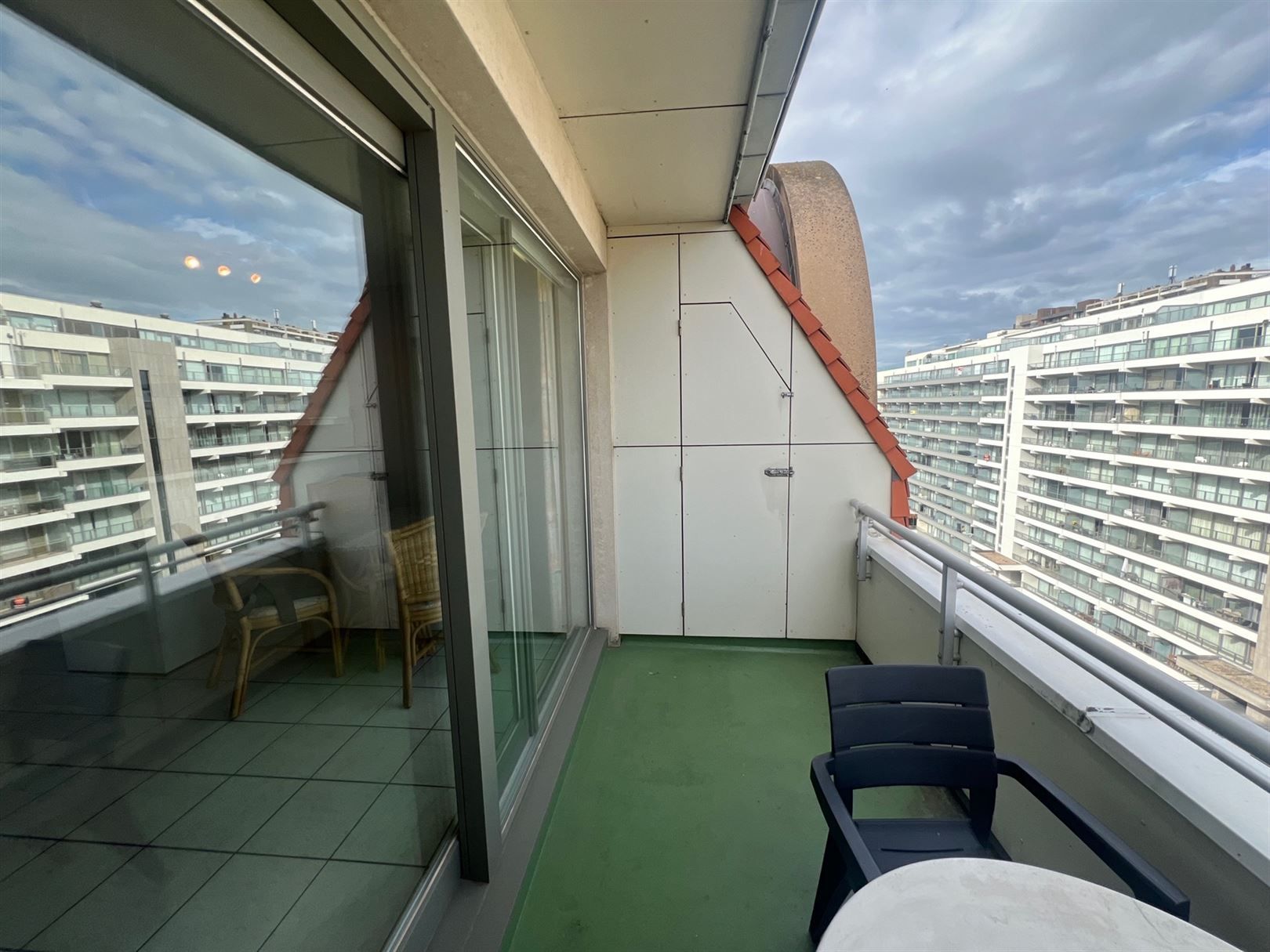 Riante dakstudio met groot terras en terrasberging foto 15