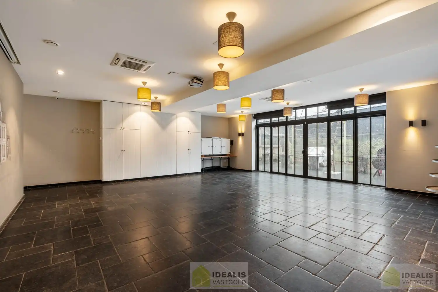 IDEALIS VASTGOED - “Het Brouwershof”, een prachtig pand met een rijke geschiedenis gelegen op het Itterplein op een unieke locatie!! Dit handelspand, een voormalige brasserie, omvat maar liefst ca.420m² bruikbare oppervlakte en is momenteel ingericht als horecazaak met een ruime brasserie met knappe bar, aansluitend volledig uitgeruste keuken, stijlvol ingerichte sigarenkamer, achterliggend een grote feestzaal,  en een ruim afgesloten terras met overdekte lounge. Daarnaast wordt ook het gerenoveerde duplex appartement, gelegen op de 1ste en 2de verdieping van maar liefst ca.155m² bewoonbare oppervlakte en voorzien van een ruime woonkamer met aansluitend keuken, badkamer voorzien van bad en douche, 3 slaapkamers en ruim dakterras aangeboden. Uiterst geschikt voor kandidaten op zoek naar een handelspand met woonst op een toplocatie midden in hartje Opitter, Bree! foto 16