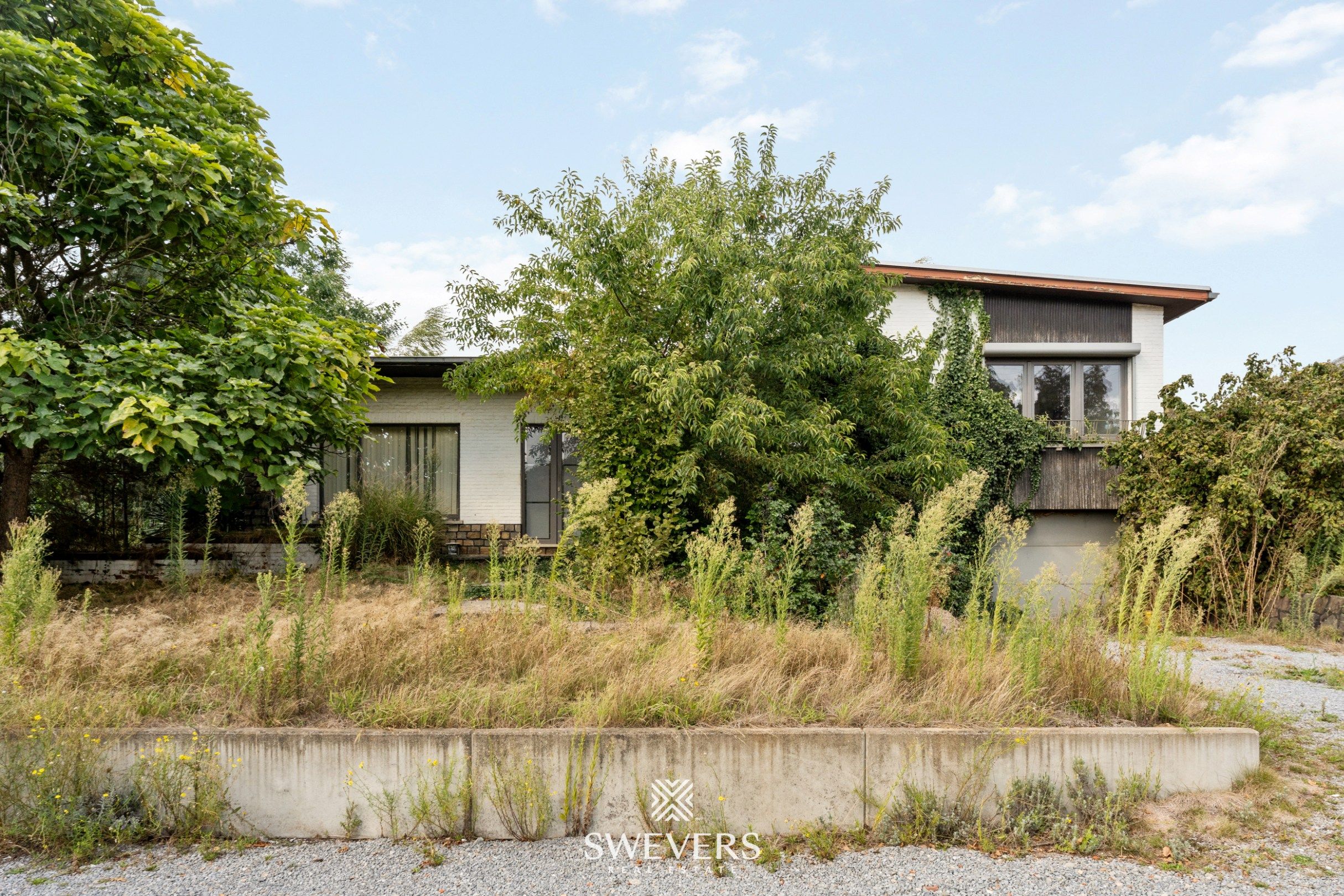 Te renoveren woning met 3 slaapkamers en hangar  foto 2