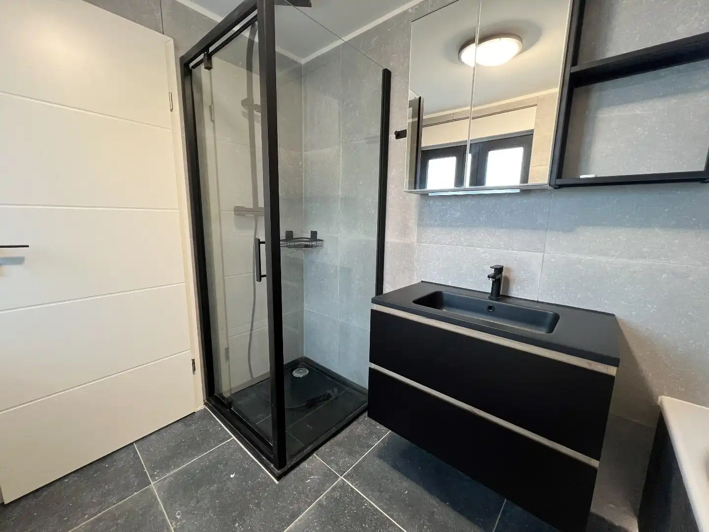 Volledig vernieuwde woning met 3 slpk. en  zuid-west gerichte tuin, goed gelegen vlakbij het commerciële centrum van Knokke en het station. foto 12