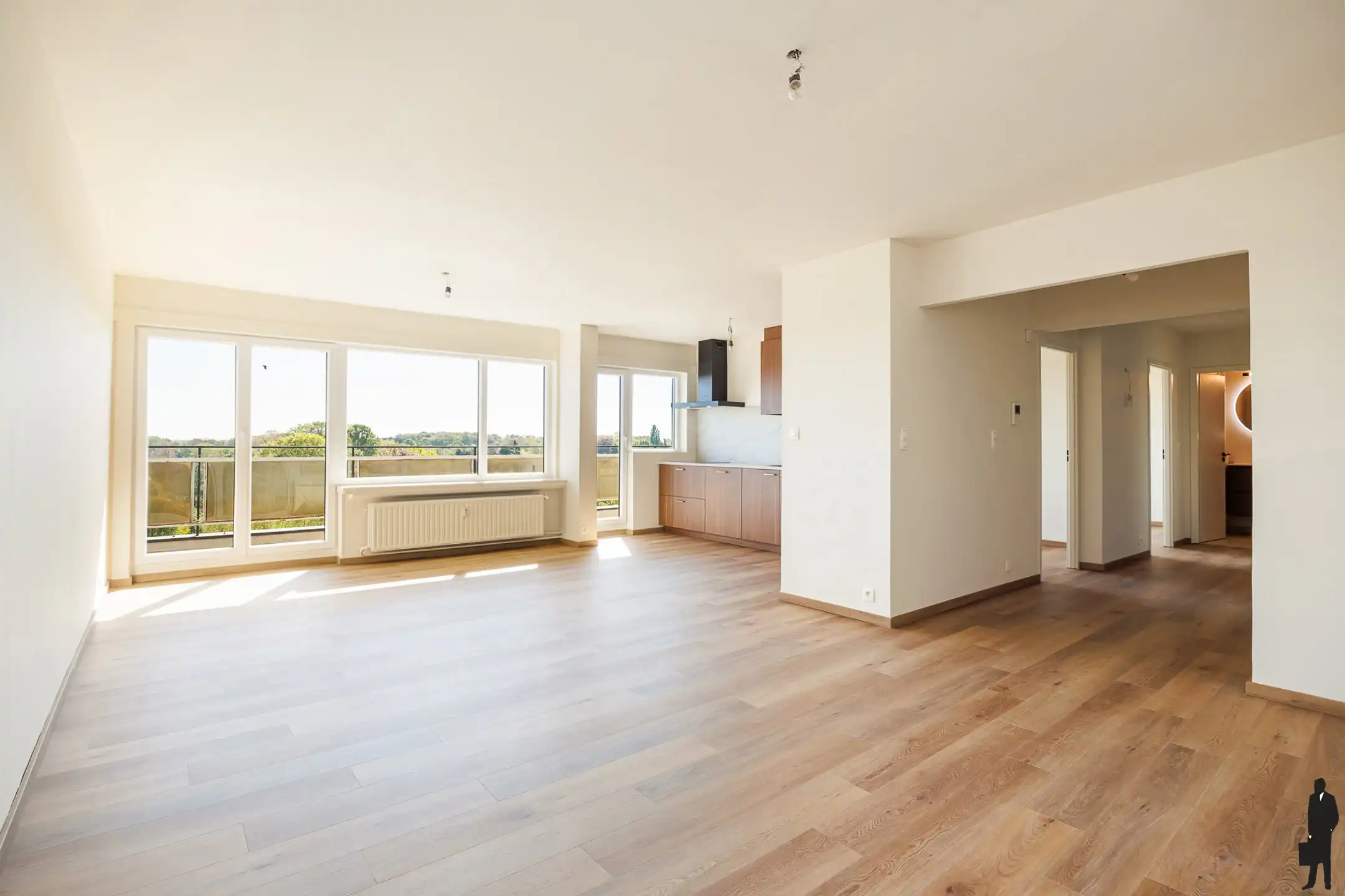 Gerenoveerd appartement met 2 slpks & dubbele garage  foto {{pictureIndex}}