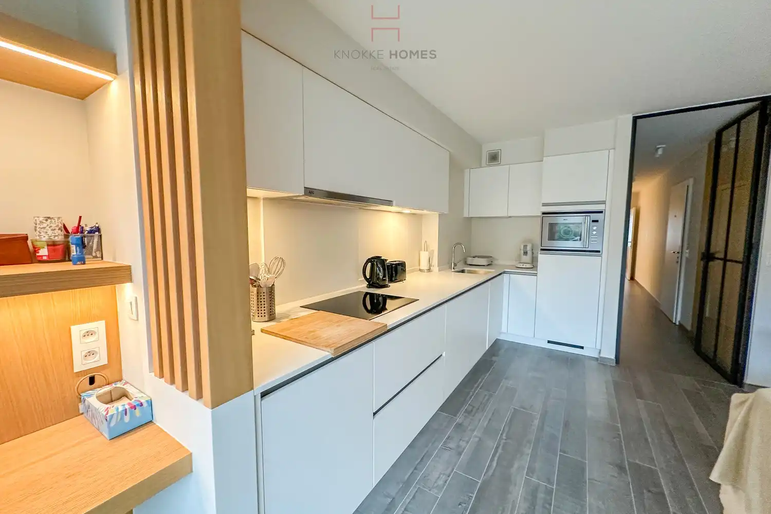 Gemeubeld en gestoffeerd gelijkvloers appartement met private tuin. foto 2