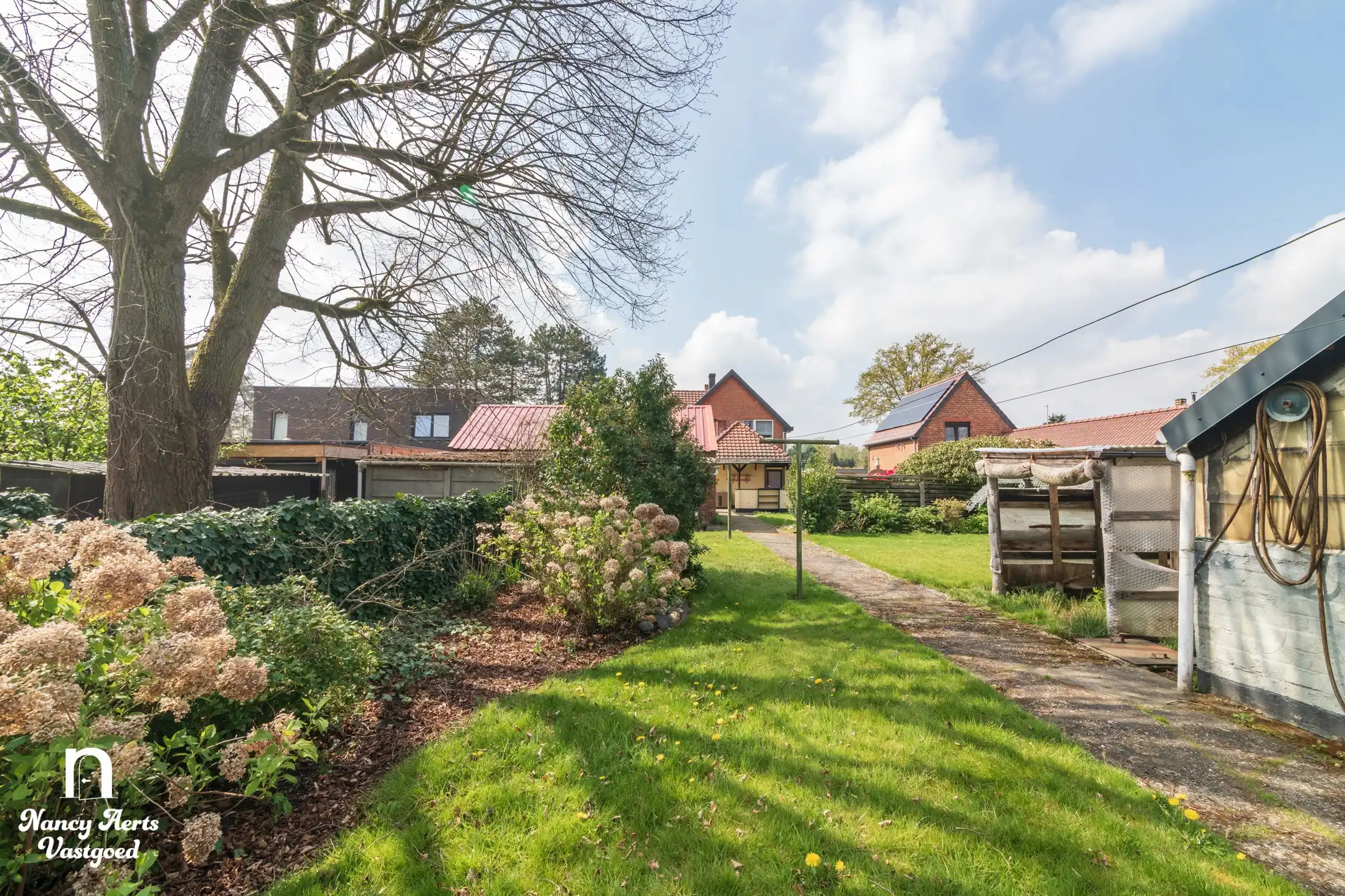 Charmante gezinswoning met mogelijkheden op royaal perceel foto 6