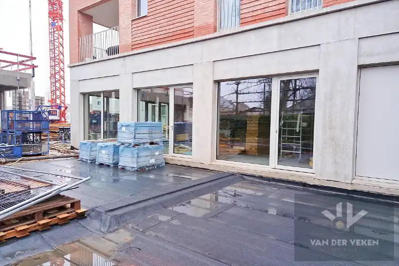 Casco en centraal gelegen nieuwbouw handelsgelijkvloers (160m²) met gezellig terras (130m²) foto 8