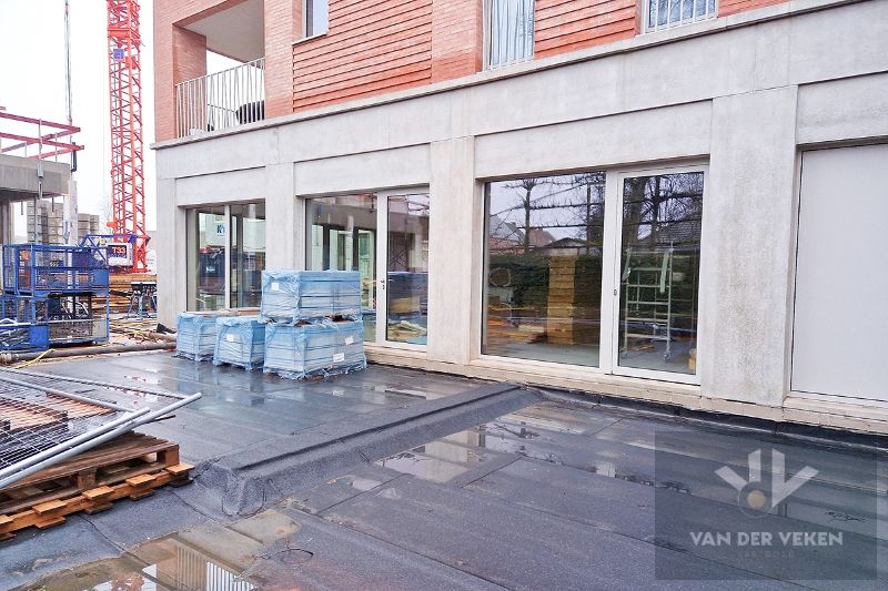Casco en centraal gelegen nieuwbouw handelsgelijkvloers (160m²) met gezellig terras (130m²) foto 8