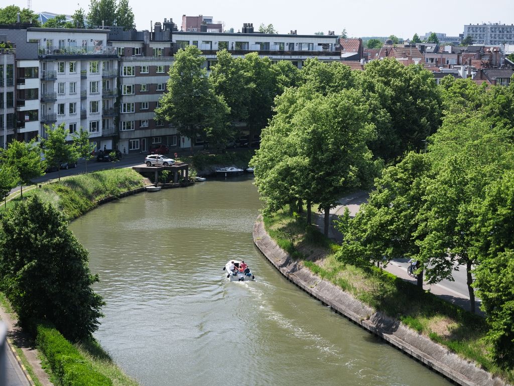 Licht op te frissen penthouse met 4 slaapkamers, meerdere zonneterrassen en een adembenemend uitzicht over de Leie en de Bijloke. Aankoop staanplaats. foto 9