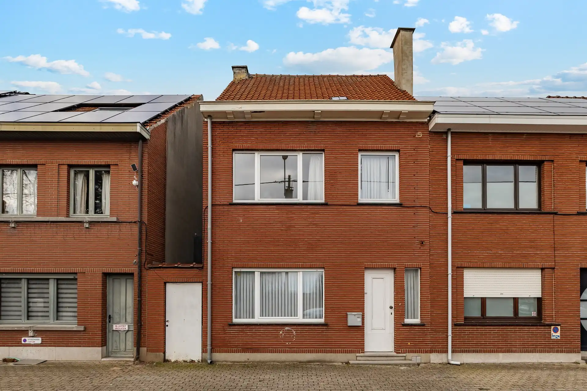 Hoofdfoto van de publicatie: Deels gerenoveerde woning met drie slaapkamers te Erembodegem
