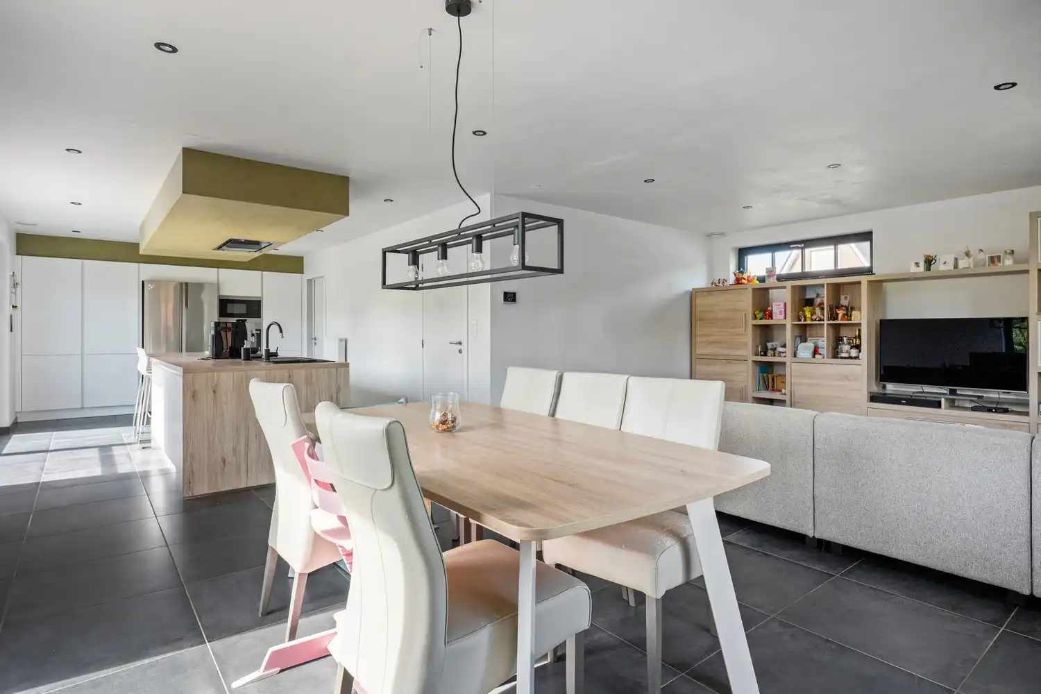 Energiezuinige villa met praktijkruimte en 4 slpkrs foto 3