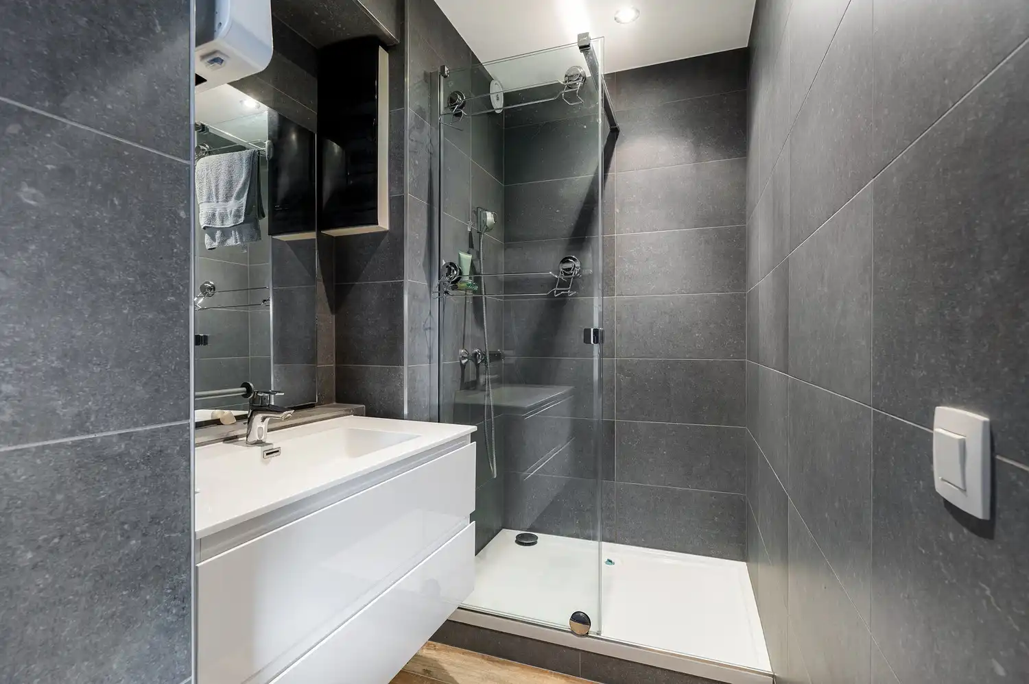 Twee commerciële ruimtes ingericht als woonentiteit foto 15