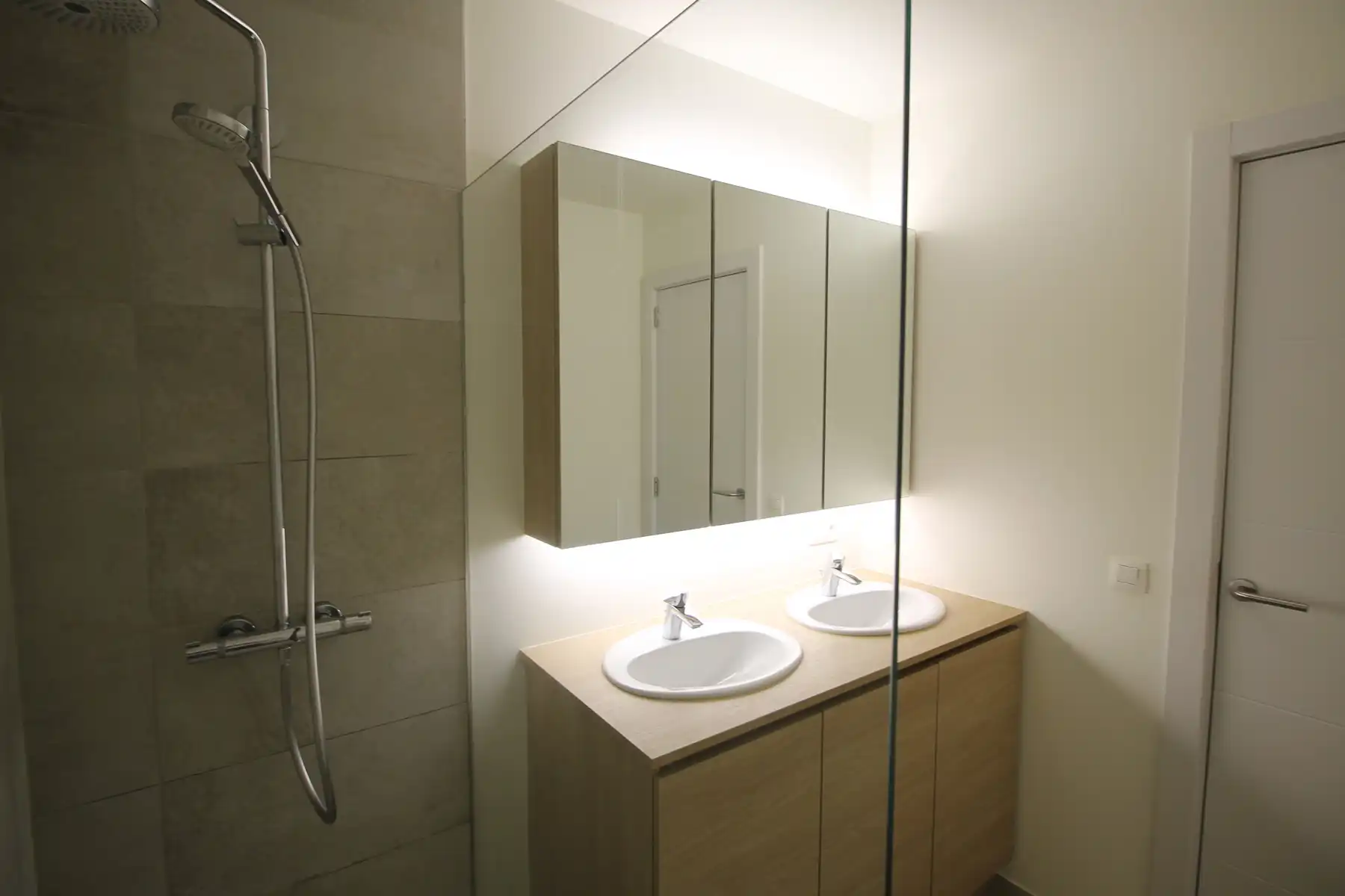 Knap appartement op de 1ste verdieping met 2 slaapkamers, terras en autostaanplaats. foto 12