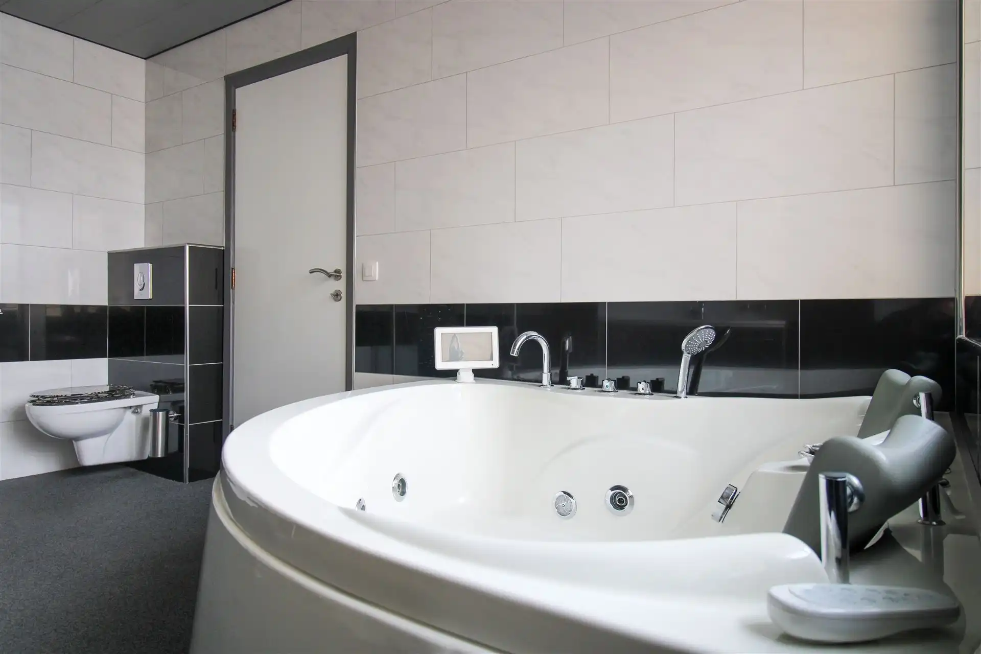 Instapklare gezinswoning met apart bijgebouw met eigen voorzieningen, 4 slaapkamers en inpandige garage op ruim perceel in hartje Maasmechelen! foto 16