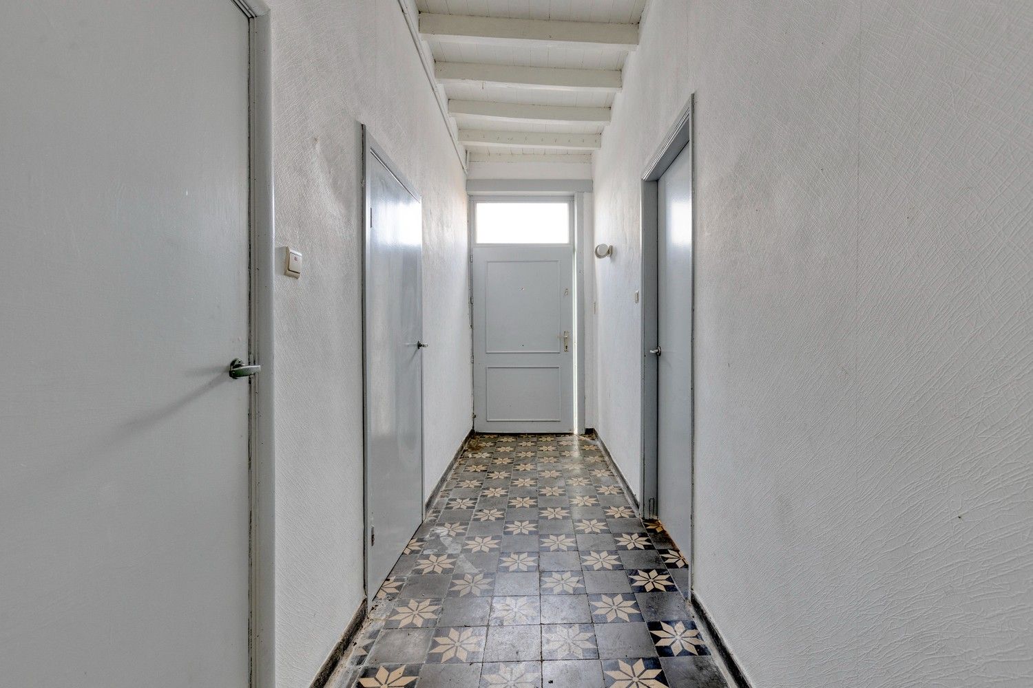 Beveren aan de IJzer: Charmant en historisch hoevetje met woonhuis, diverse stallingen, loods en weide op 3.967m² totale grondopp. foto 5