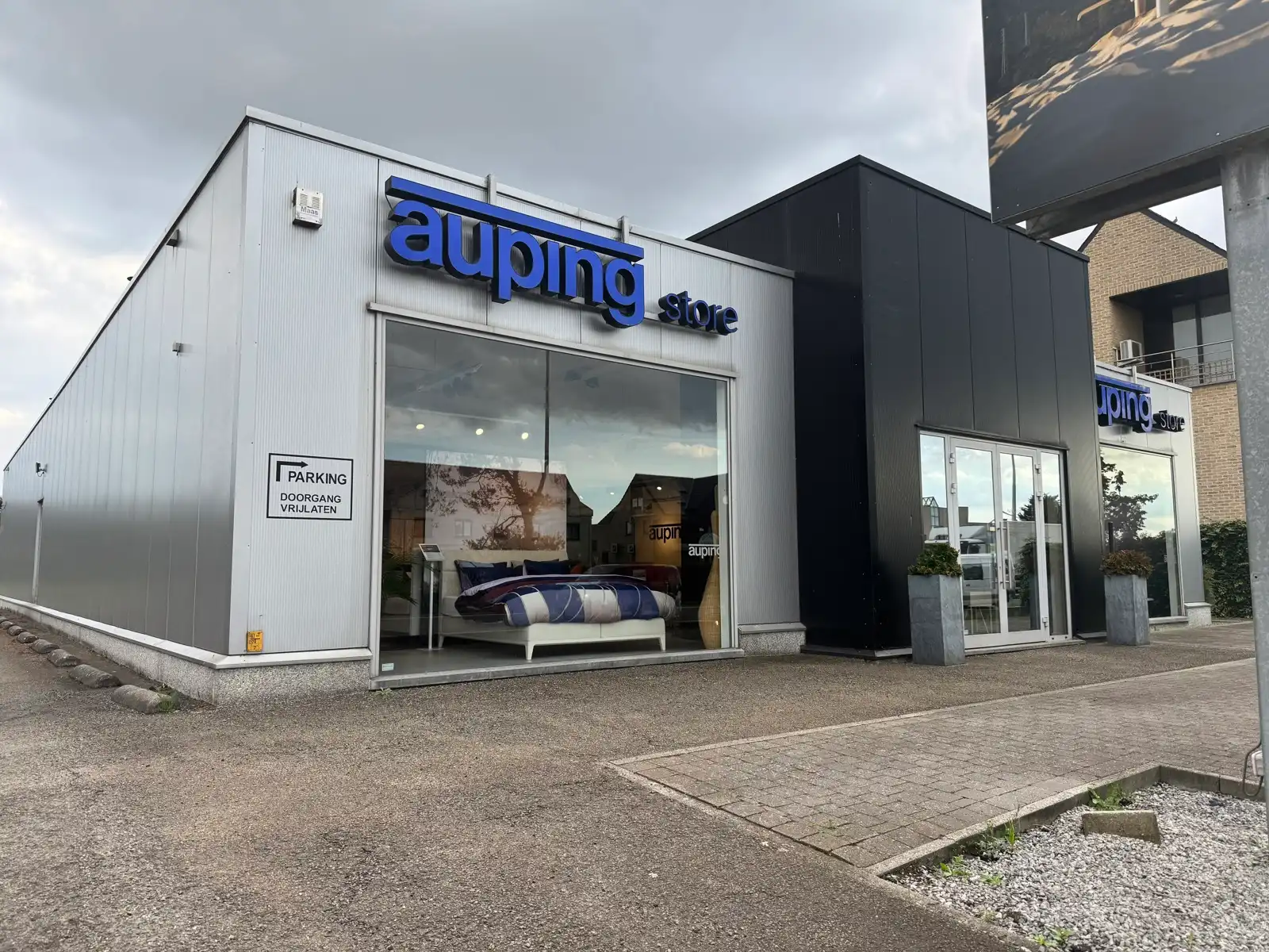 Handelsruimte / showroom te huur aan de Antwerpseweg in Geel foto {{pictureIndex}}
