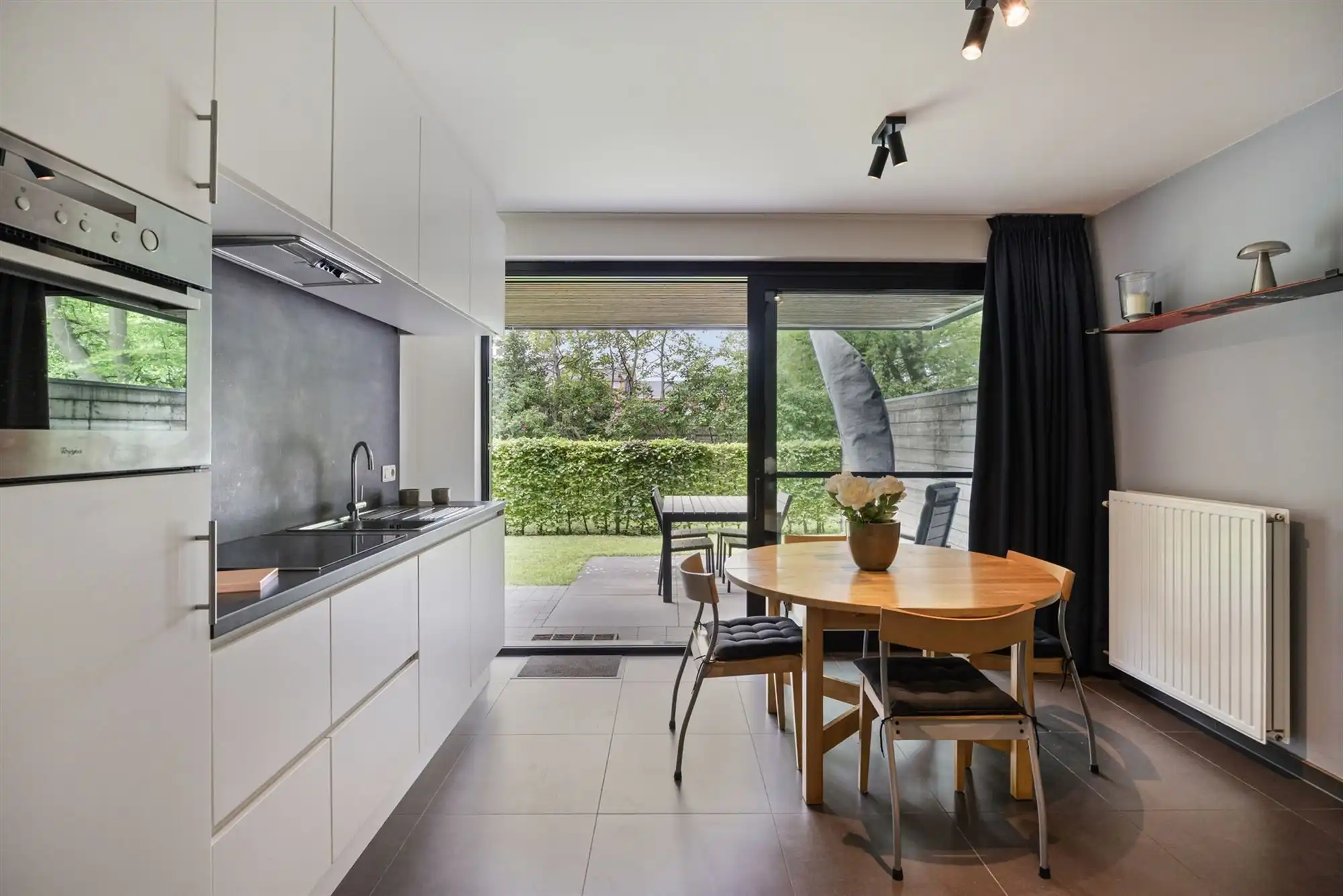Hoogwaardig afgewerkt gelijkvloers appartement met terras foto 11