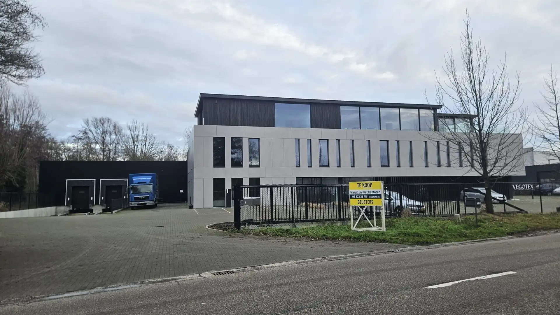 Semi-industrieel bedrijfsgebouw op toplocatie foto {{pictureIndex}}