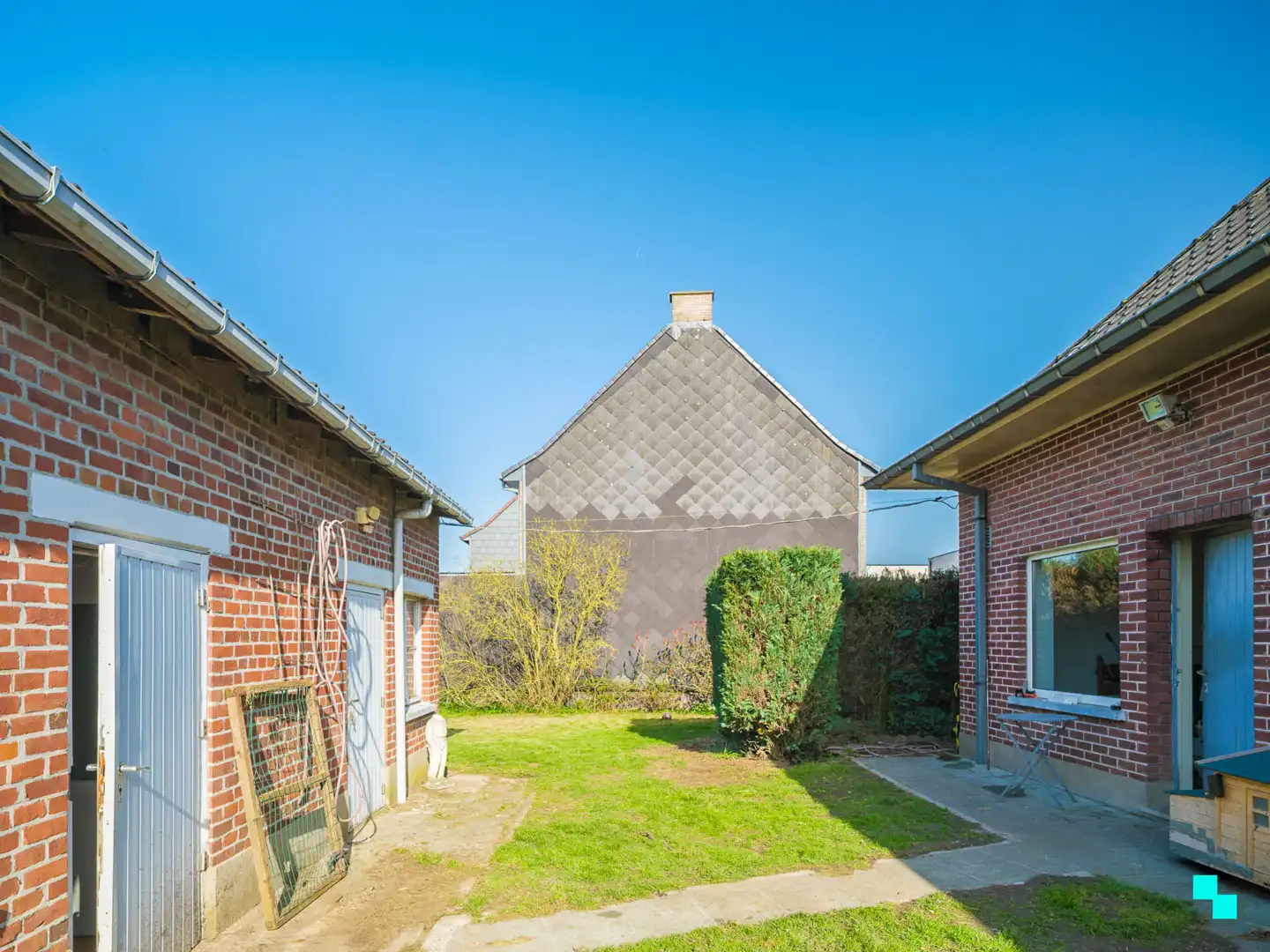Renovatieproject met uitgestrekte tuin in groene omgeving foto 16