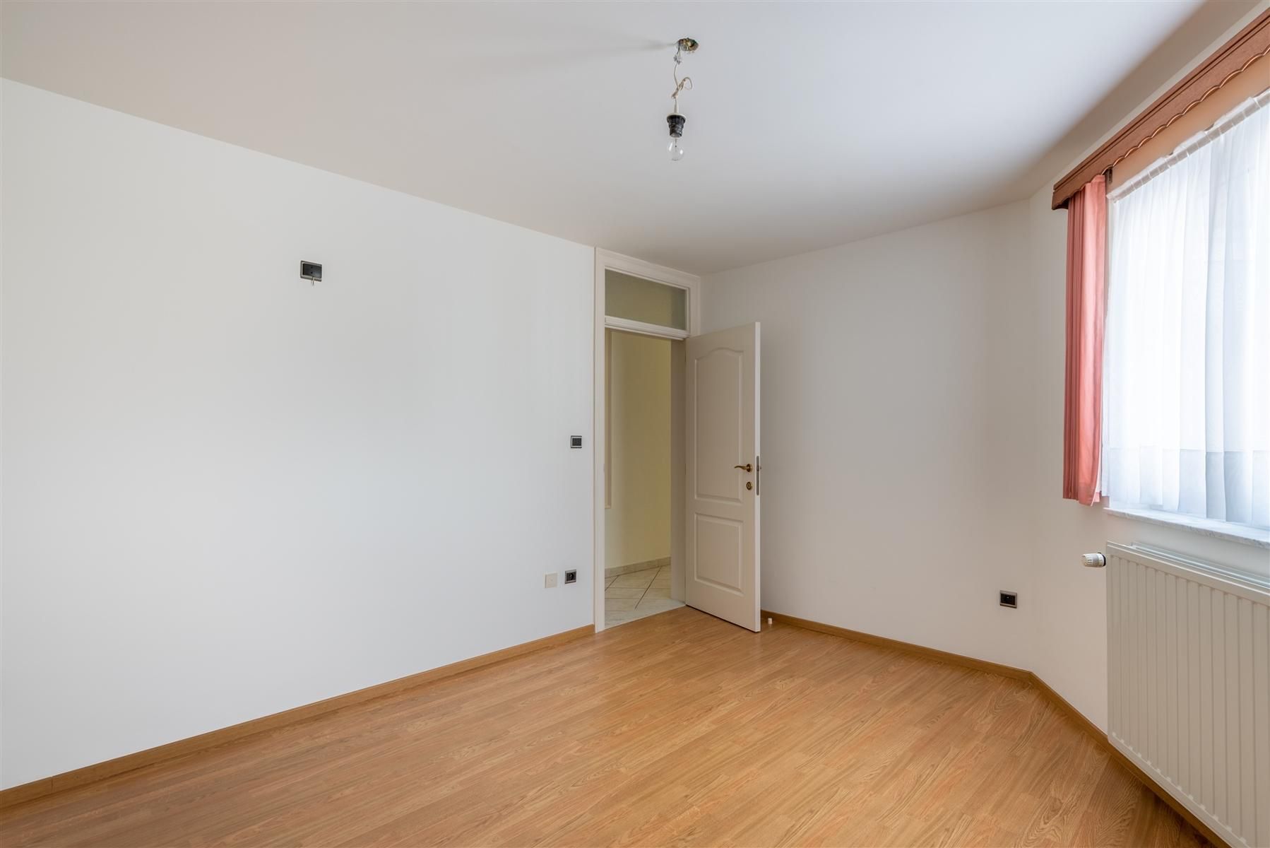 Gelijkvloersappartement met garage foto 17
