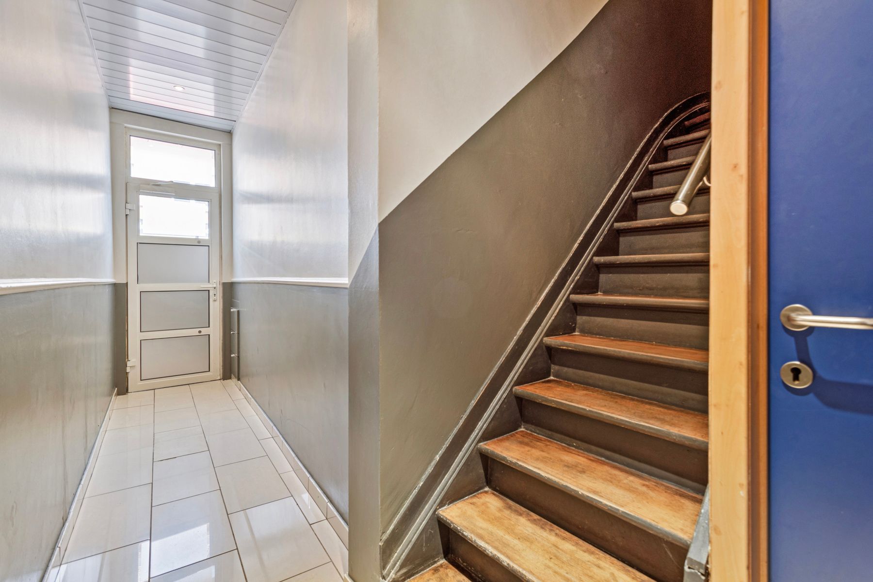 Gelijkvloerse praktijk + leefruimte en koer te centrum Halle foto 3