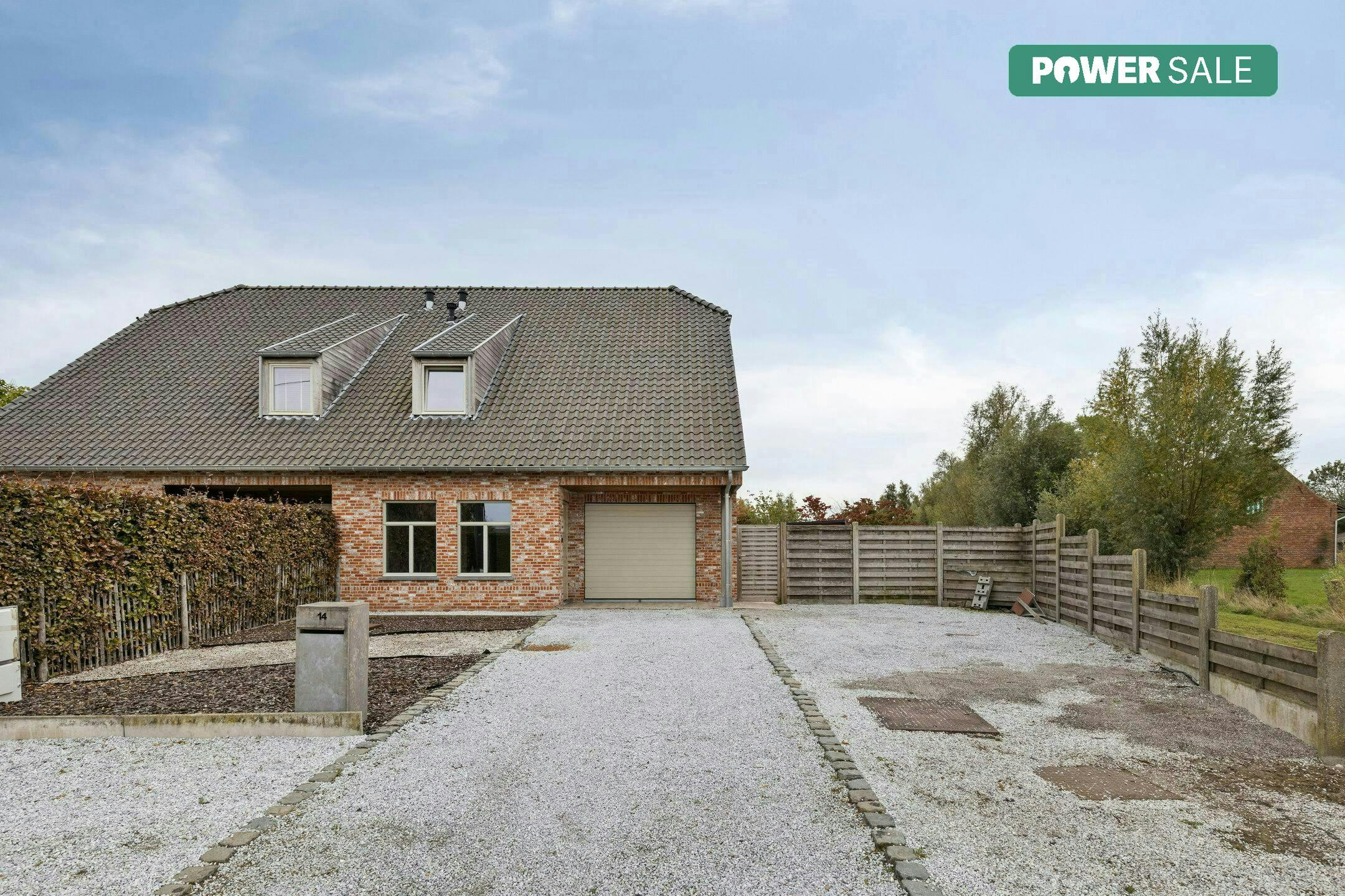 Prachtige gezinswoning met 4 slaapkamers en zonnige tuin in Adegem foto {{pictureIndex}}