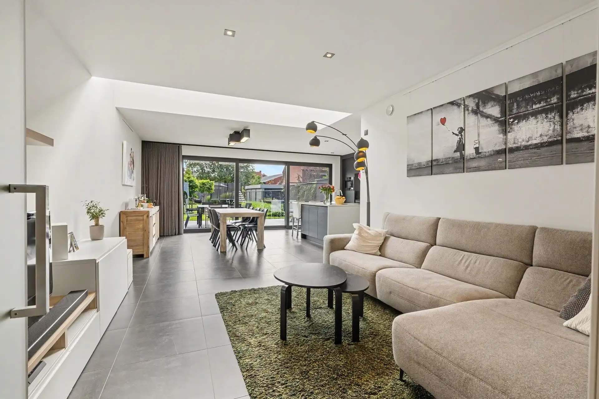 Uitstekend gelegen gezinswoning met inpandige garage en mooi aangelegde tuin (430m²) foto 3