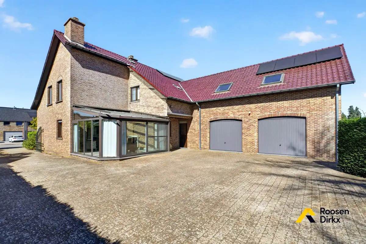 Vrijstaande en degelijke gezinswoning met 300m² bewoonbare oppervlakte en mogelijk 5 slaapkamers op perceel van 974m² foto 5