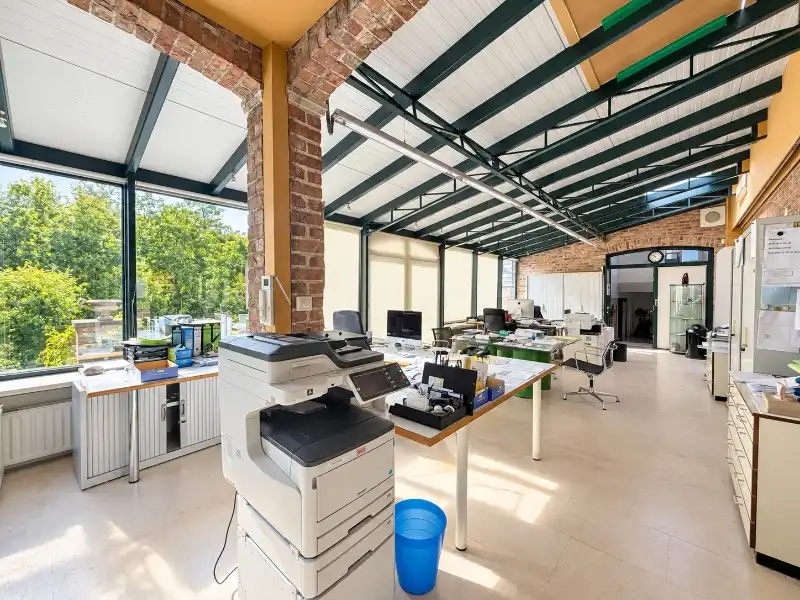 Klassevolle villa met royale ruimtes en mooie tuin in een residentiële buurt foto 10