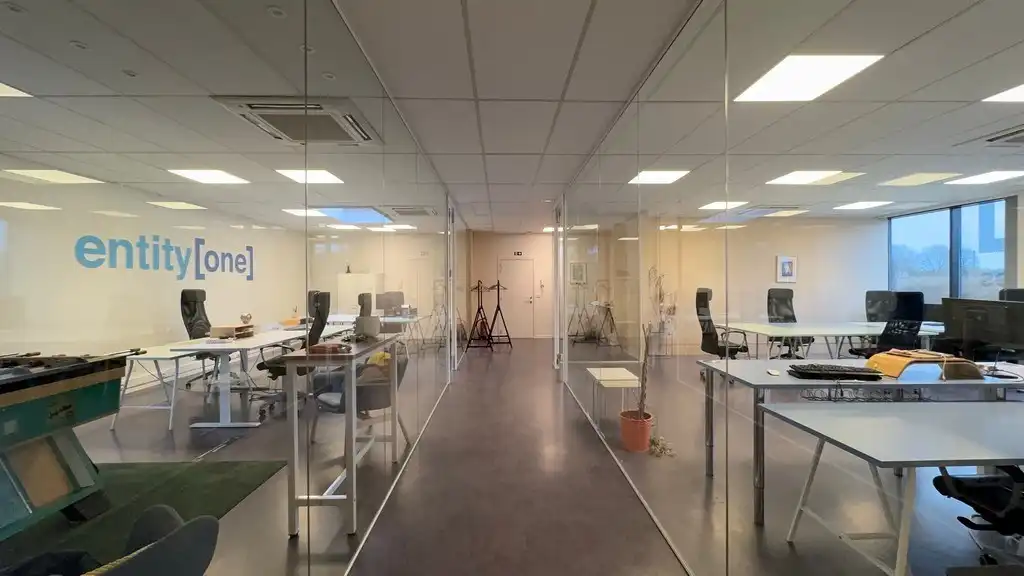 Ingedeelde kantoorruimte te huur met visibiliteit langs E17 in Gent foto 3